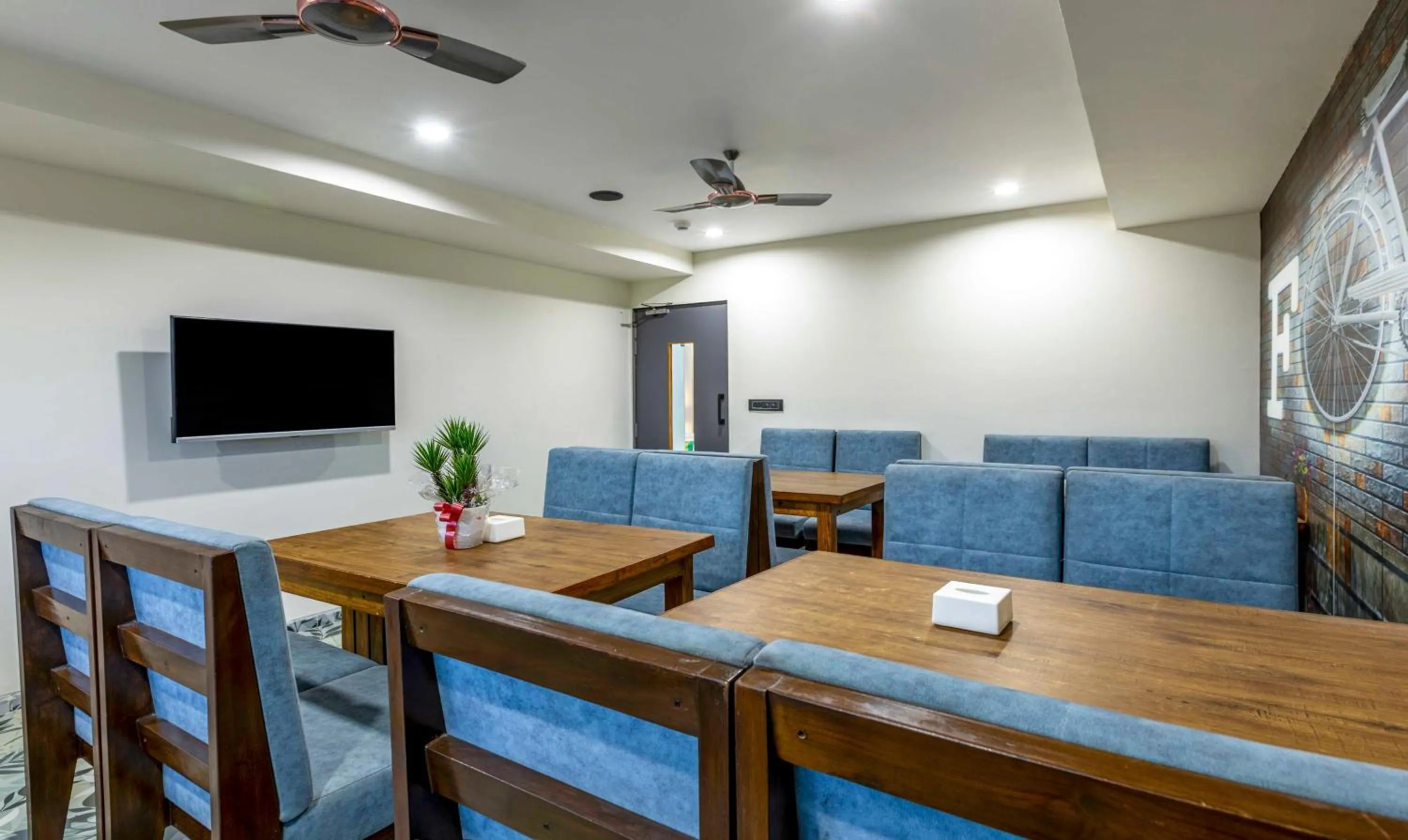 Restaurant/places to eat in Treebo KBC