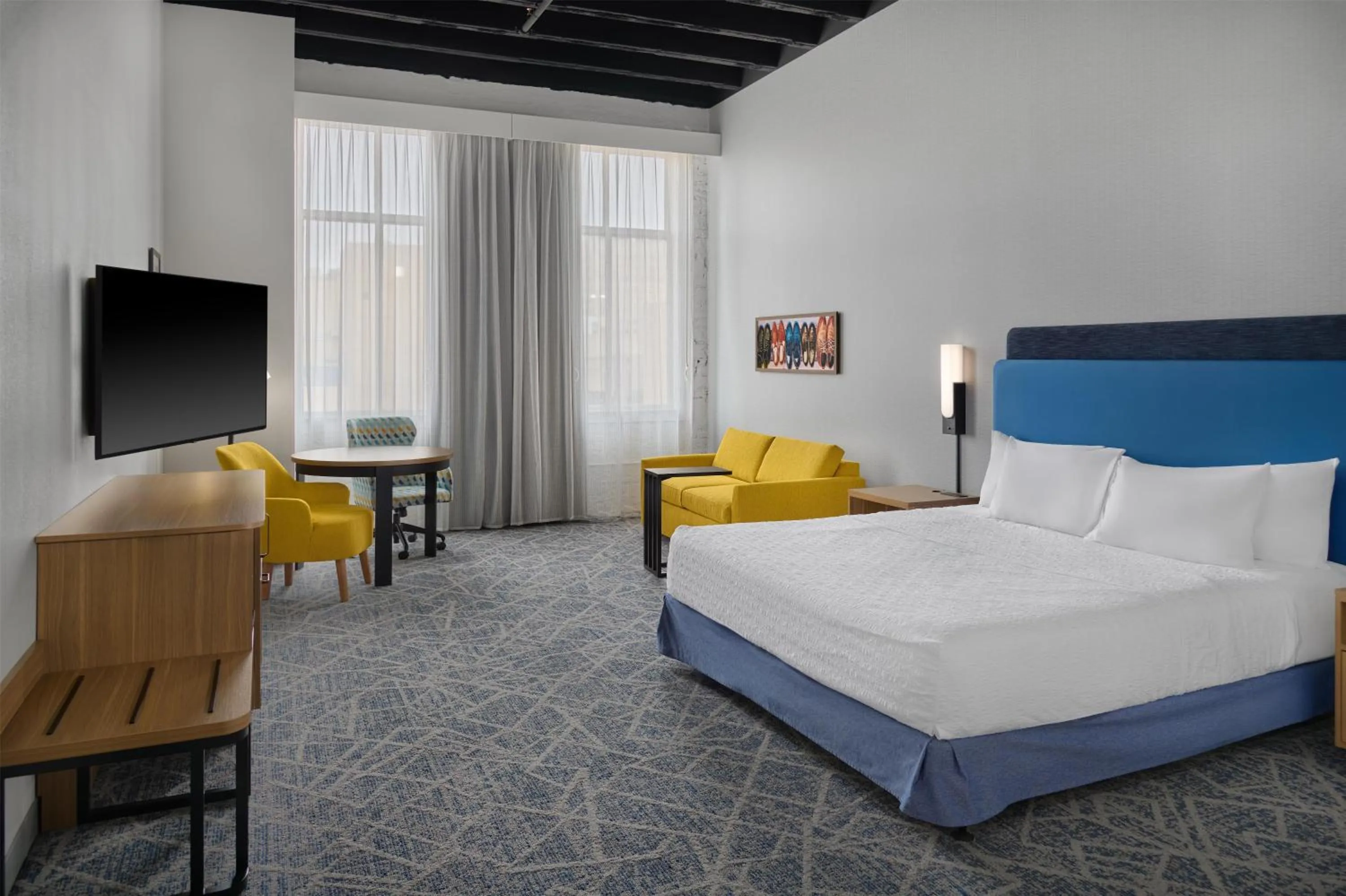 Living room, Bed in Hampton Inn by Hilton Lincoln Downtown