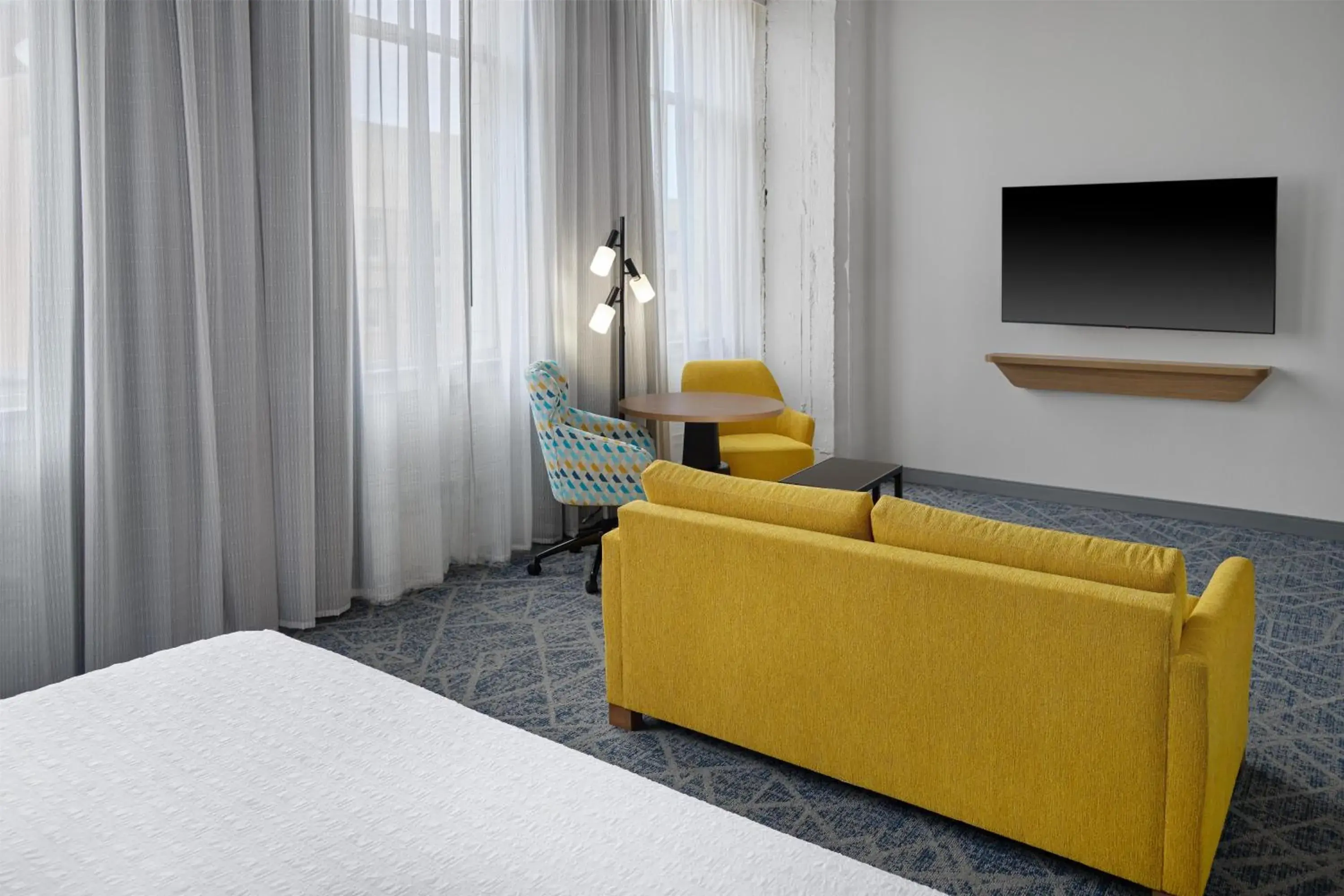 Living room, Bed in Hampton Inn by Hilton Lincoln Downtown Living room, Bed in Hampton Inn by Hilton Lincoln Downtown