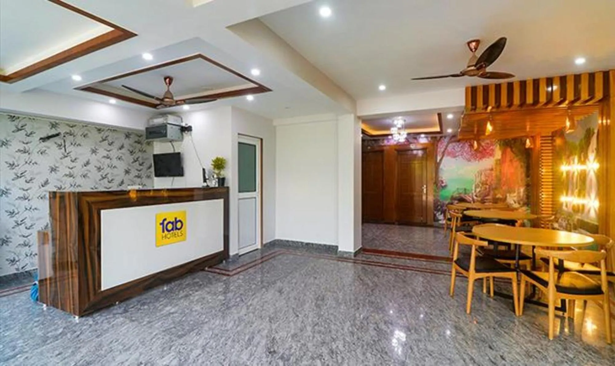 Lobby or reception in FabHotel Star Corporate Suite Near Medanta-The Medicity & Park Hospital, Gurugram