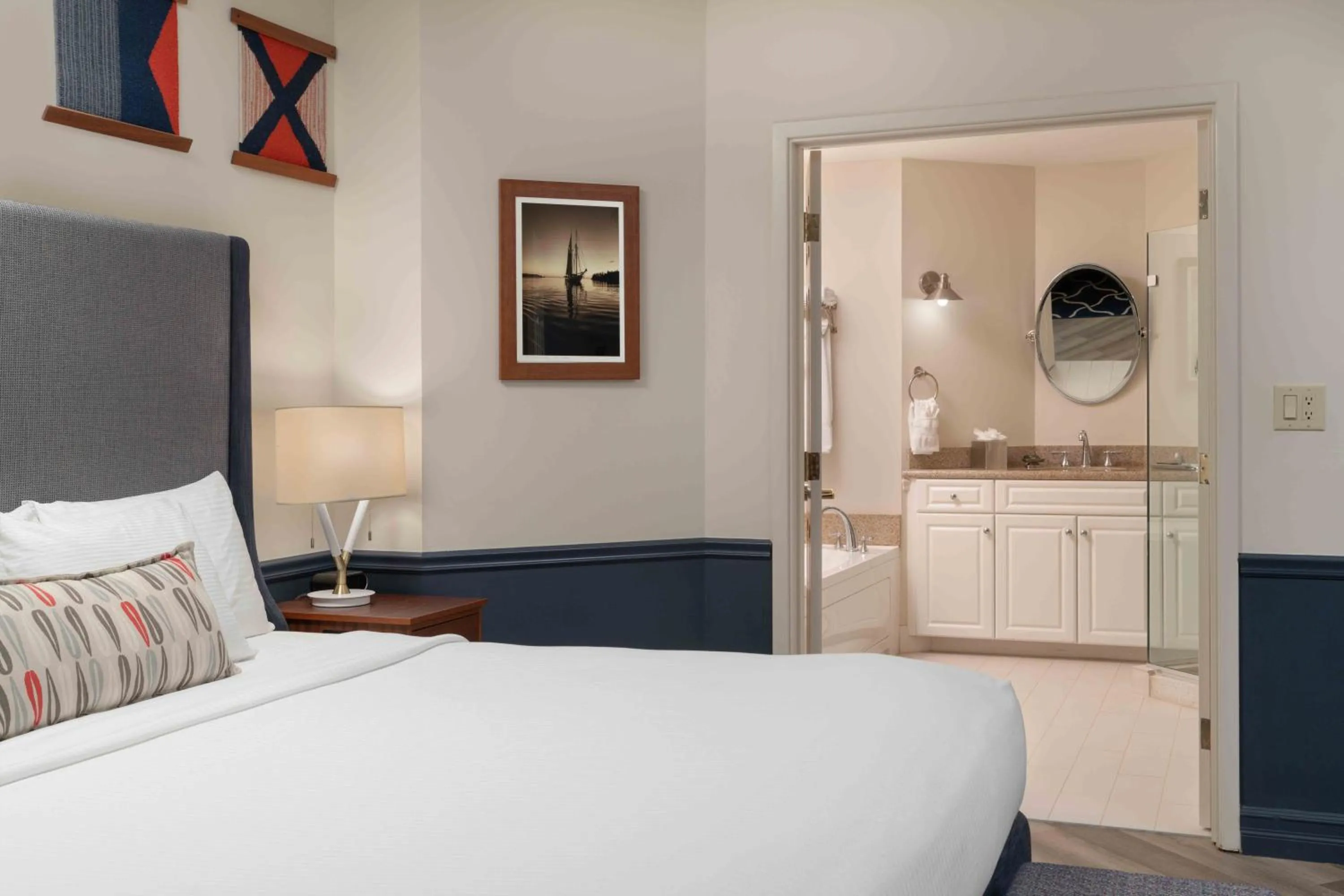 Bedroom, Bed in Portland Harbor Hotel