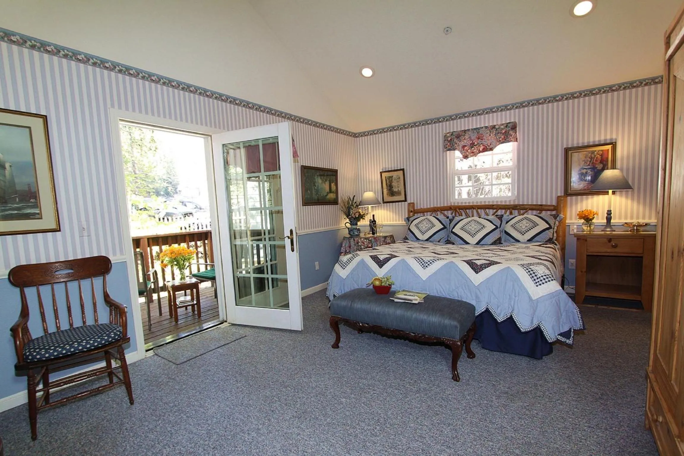 Photo of the whole room, Bed in McCaffrey House Bed and Breakfast Inn