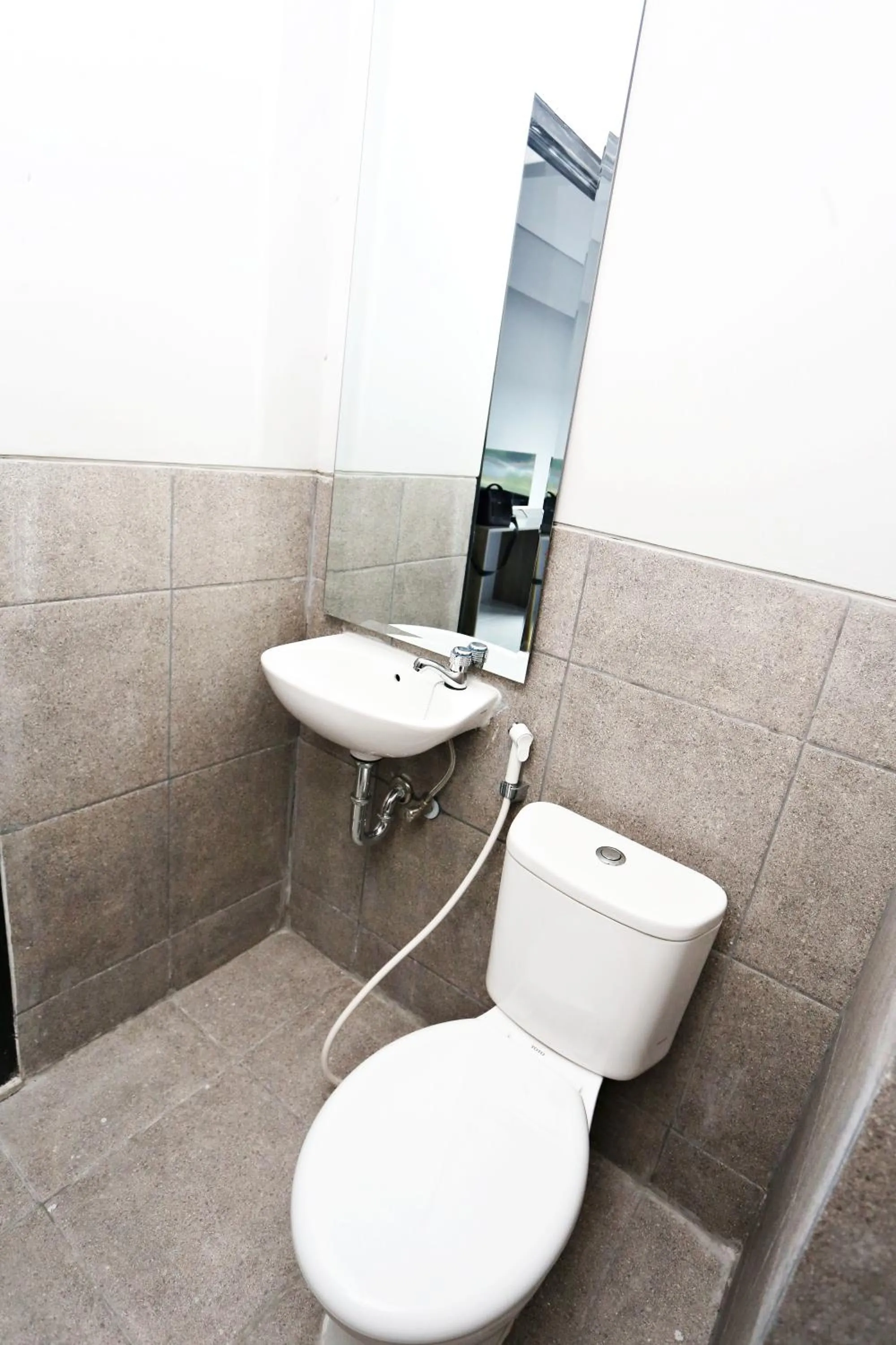 Toilet in Nusantara Rooms Riverdale By Reccoma
