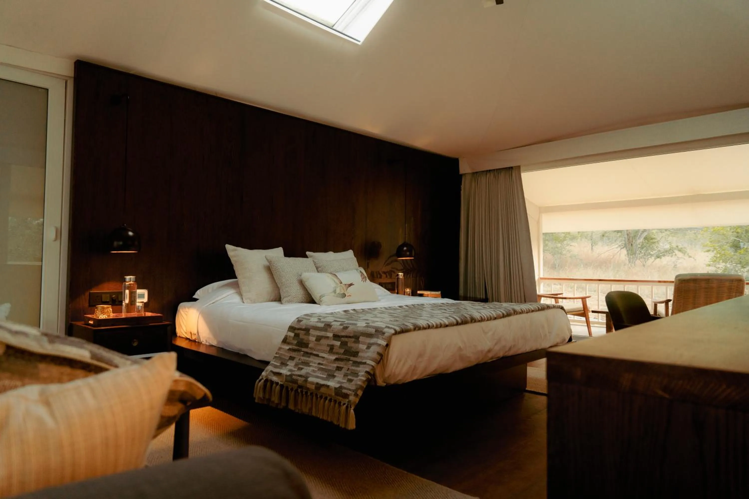 Bedroom, Bed in Tree of Life Ramvilas, Bandhavgarh