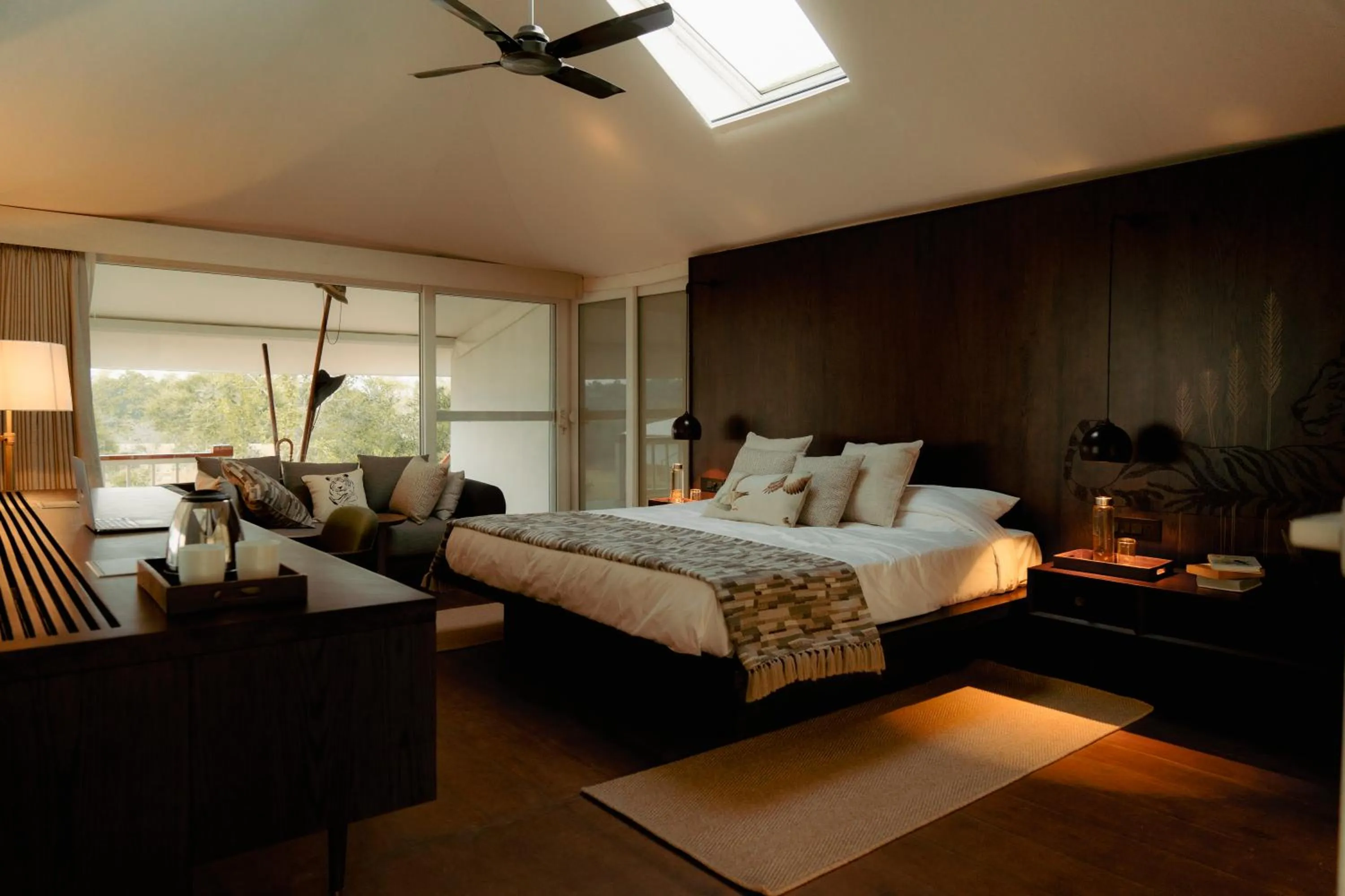 Bedroom, Bed in Tree of Life Ramvilas, Bandhavgarh