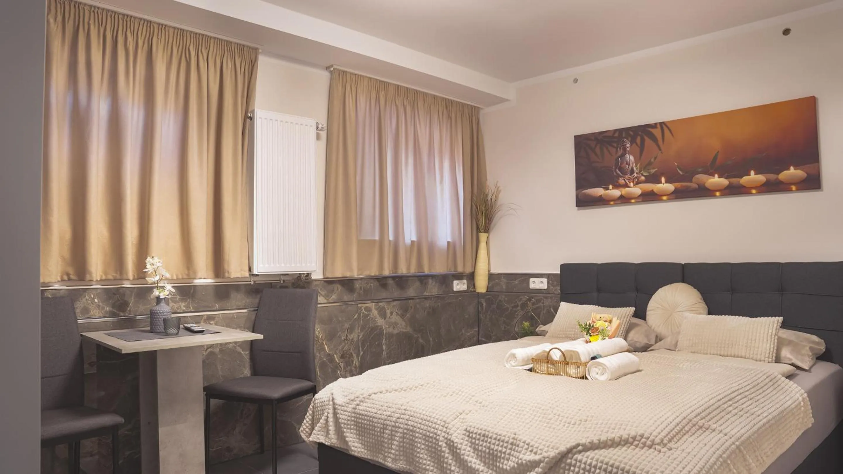 Bedroom, Bed in Amir Deluxe Motel