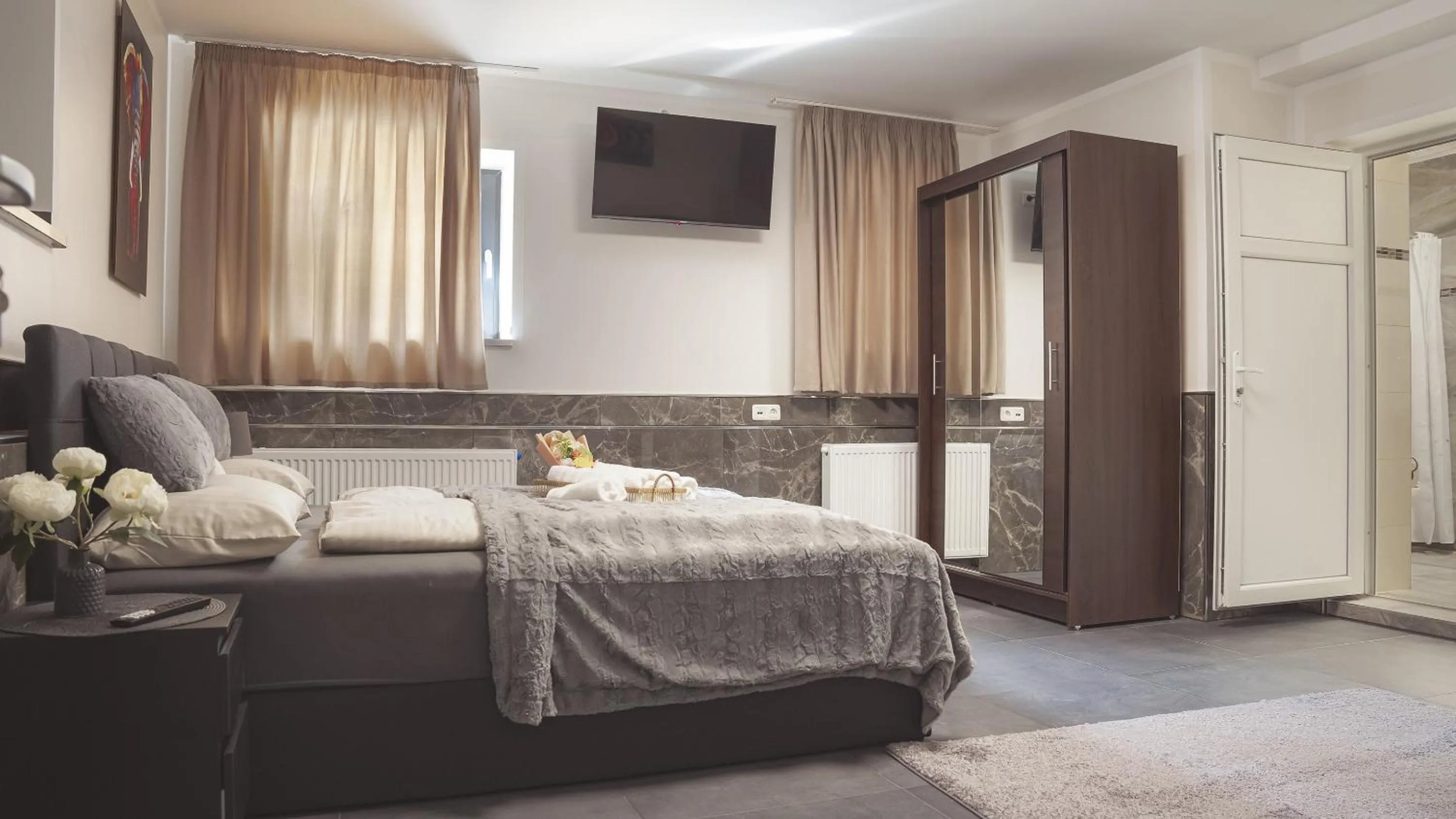 Bedroom, Bed in Amir Deluxe Motel