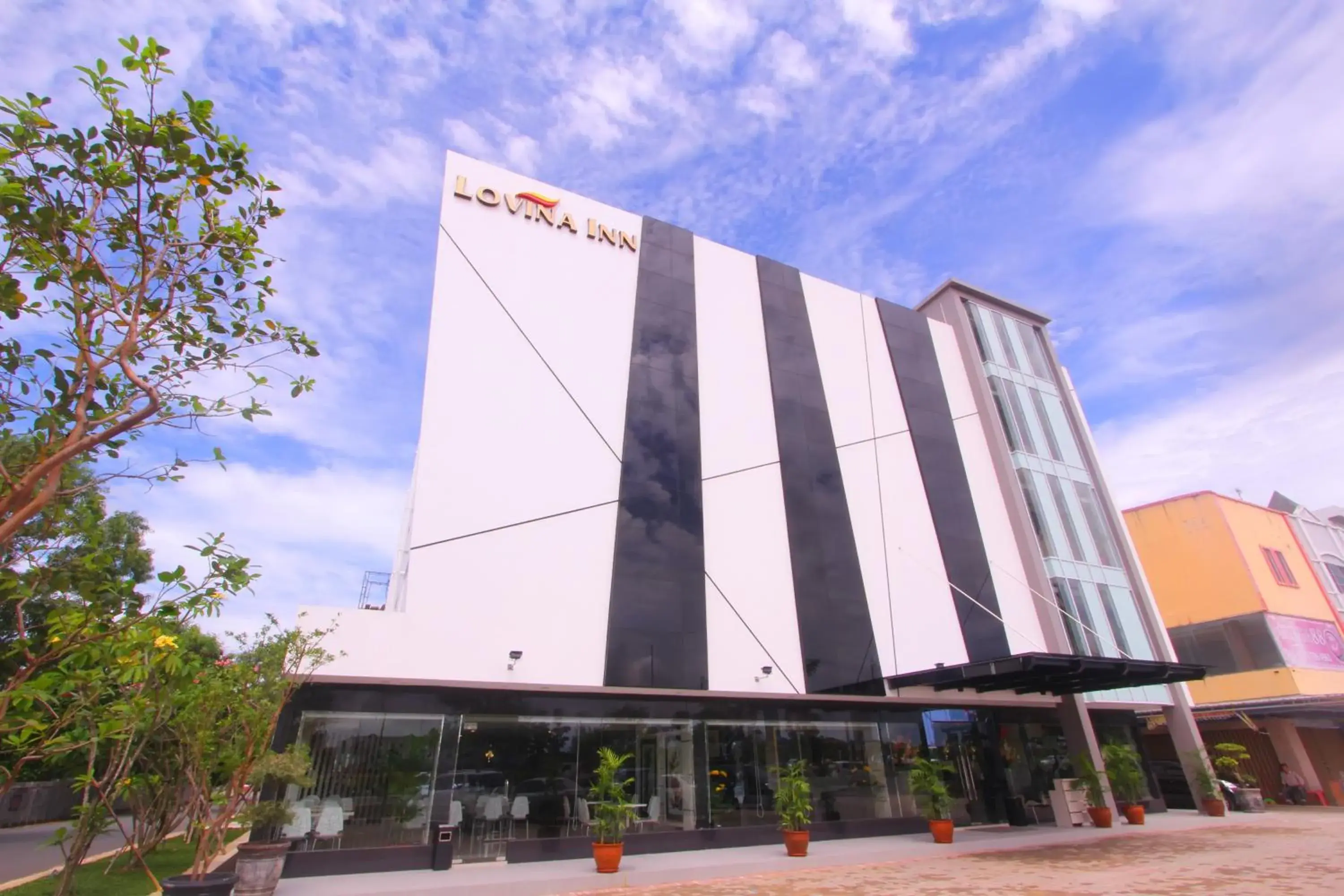 Facade/entrance in Lovina Inn Batam Centre Facade/entrance in Lovina Inn Batam Centre