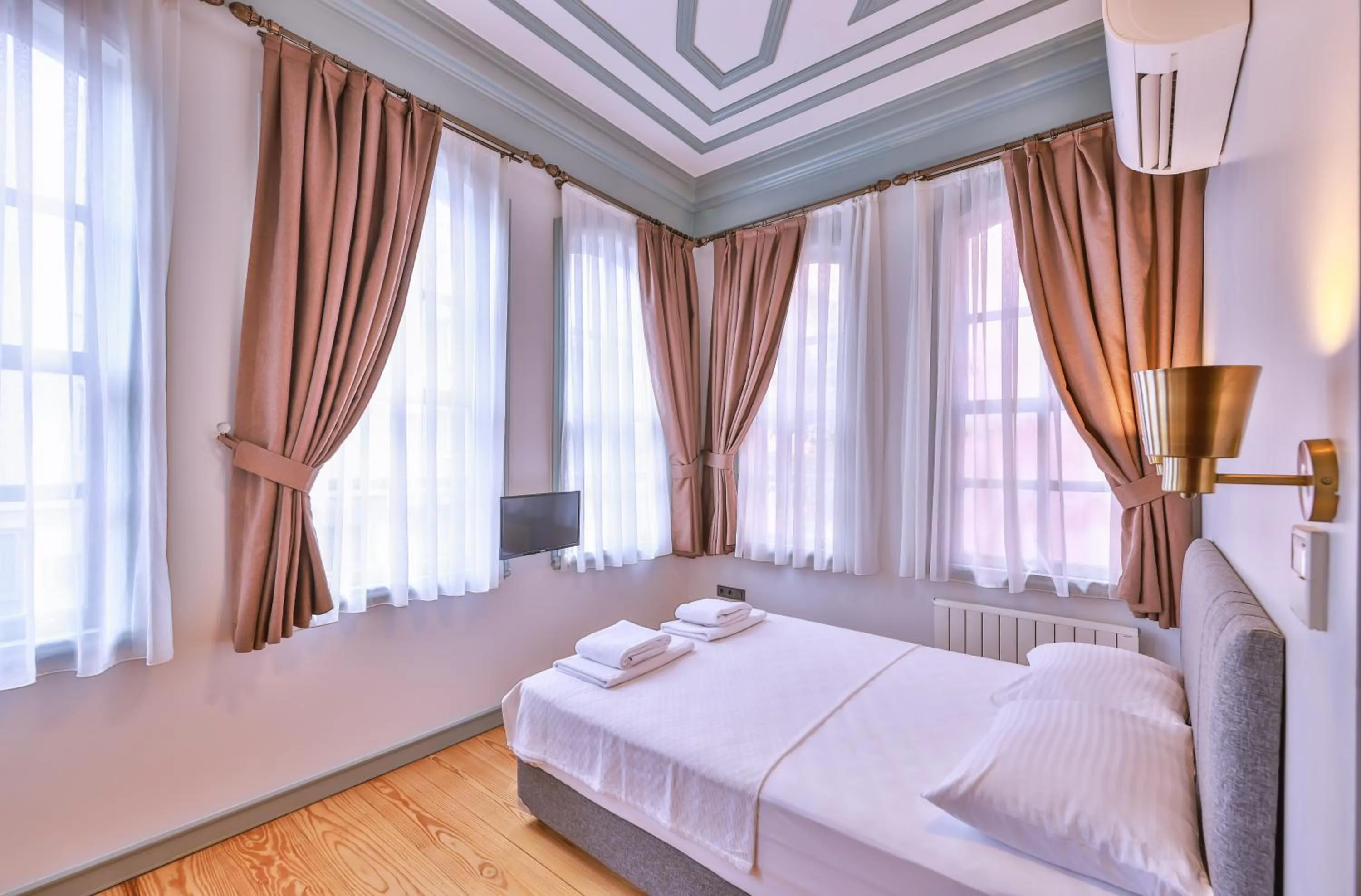 Photo of the whole room, Bed in Va Mansion