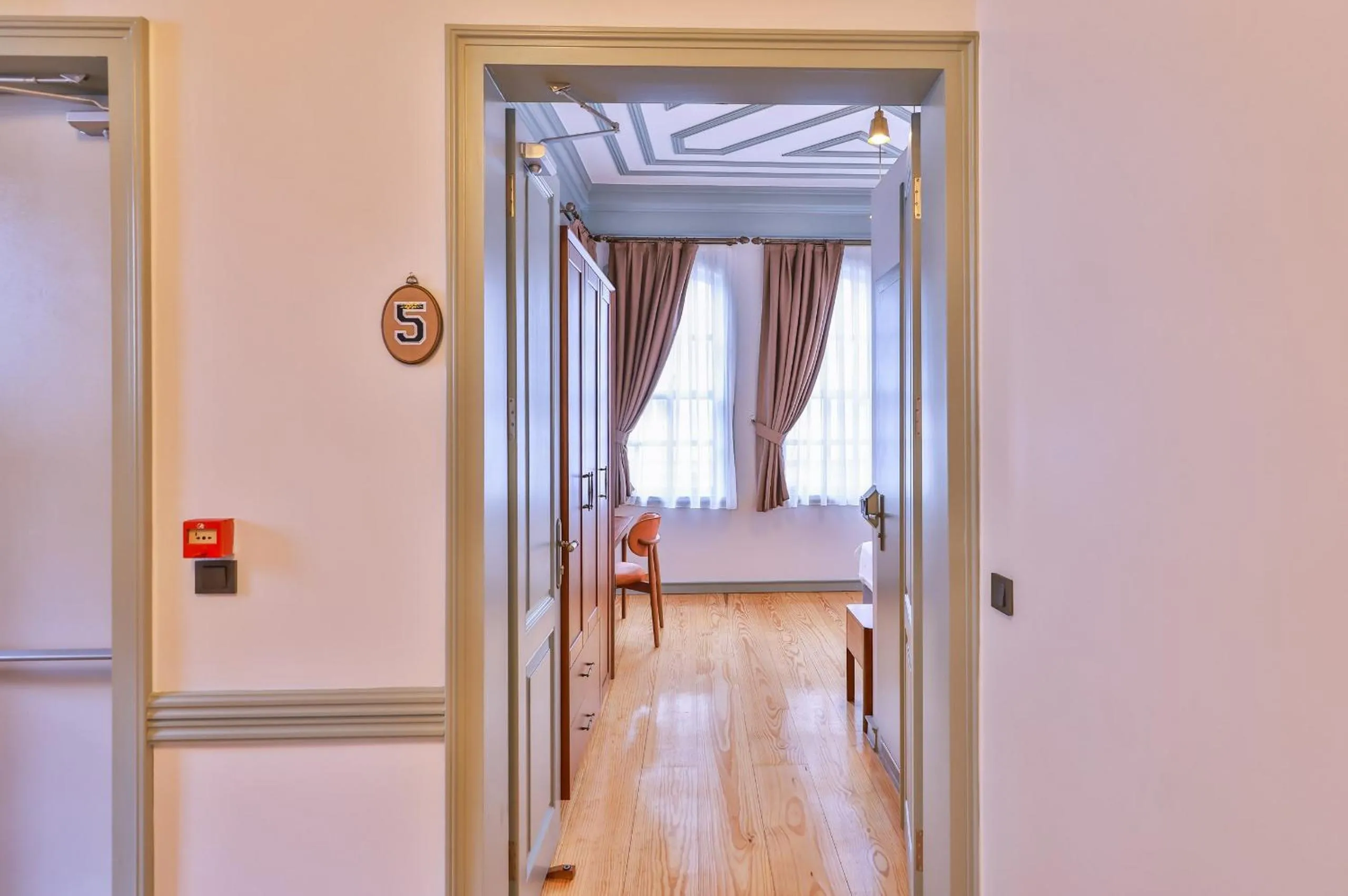 Decorative detail in Va Mansion