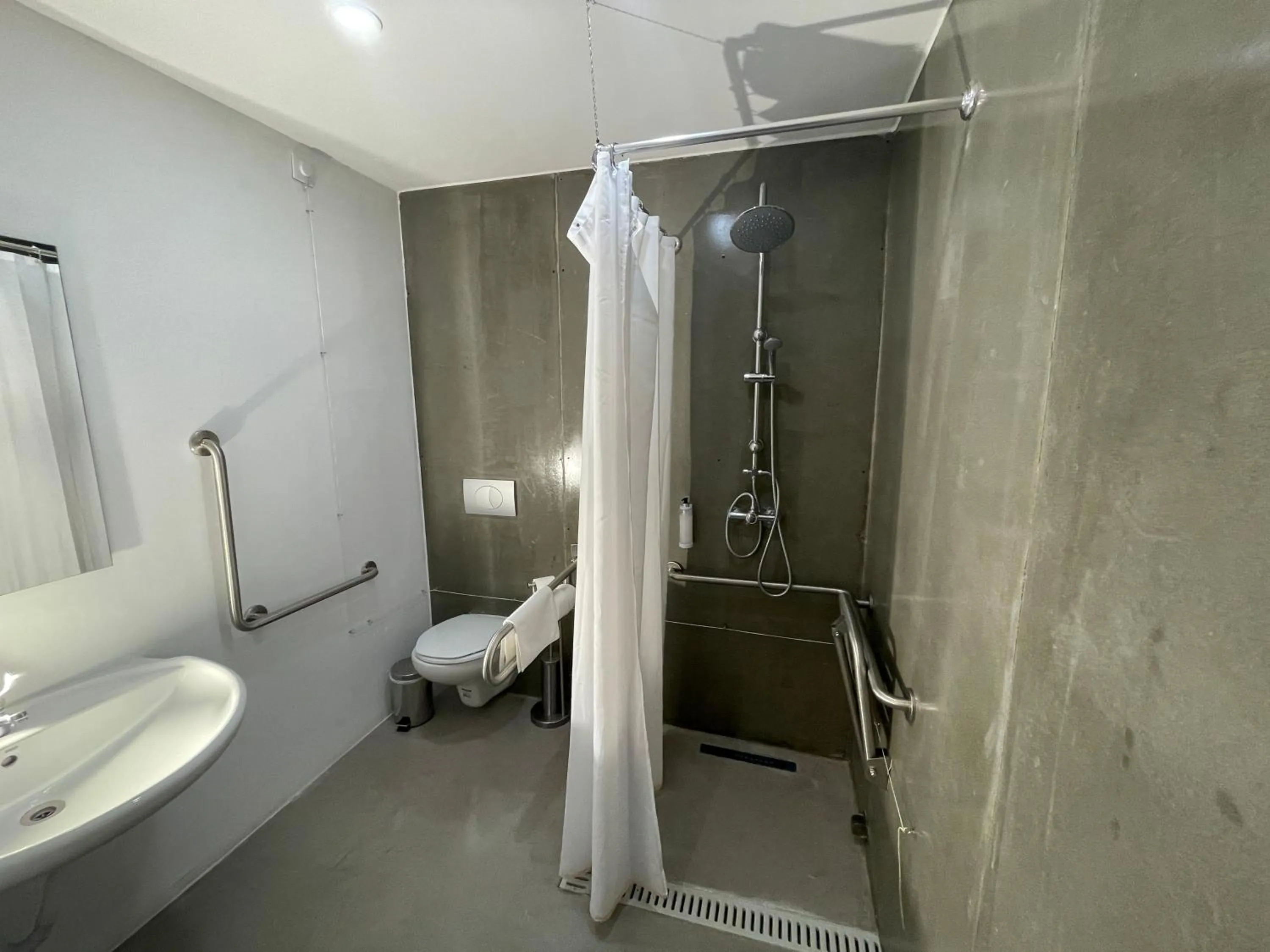 Bathroom in HI Parque das Nações – Pousada de Juventude