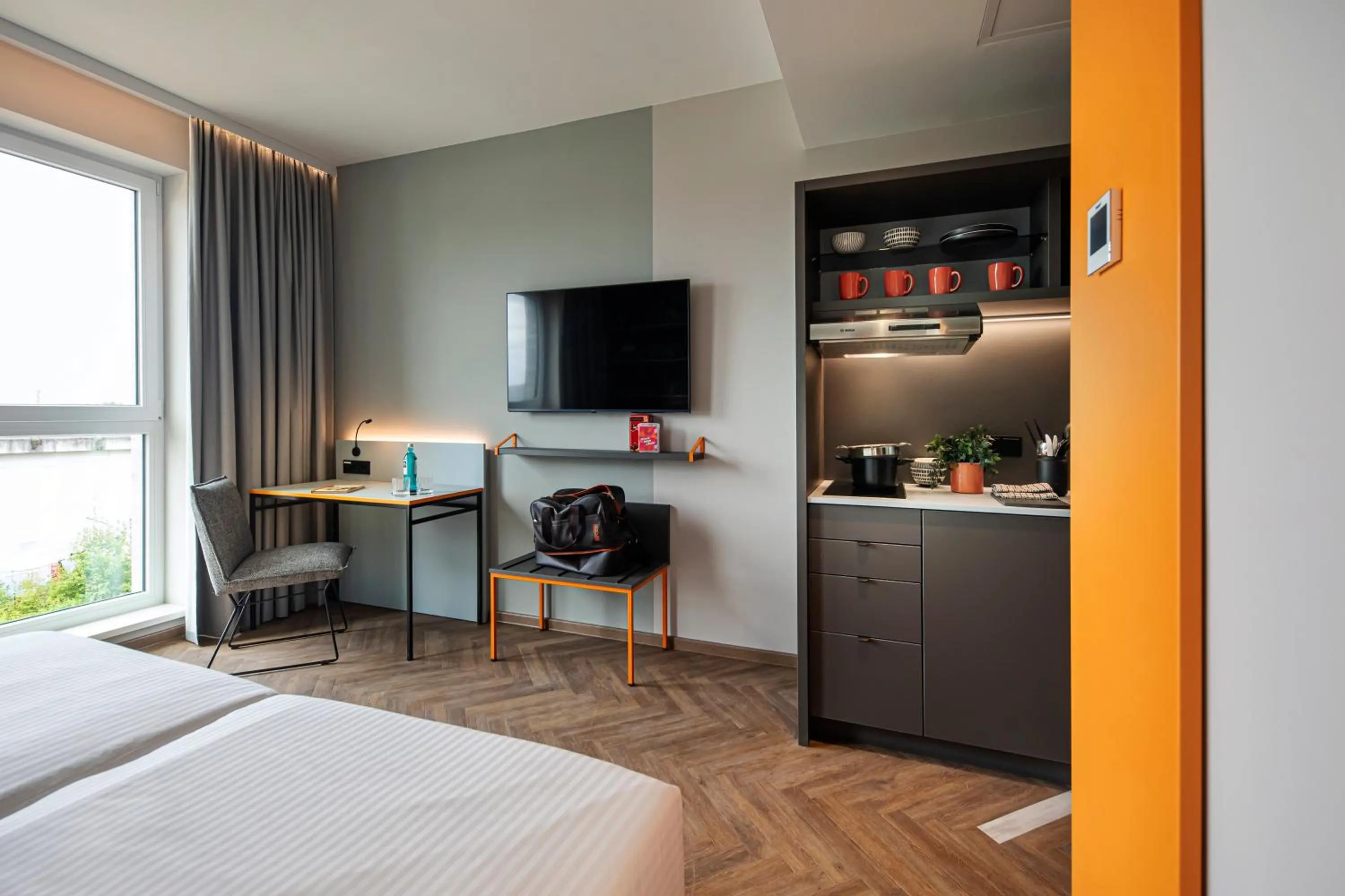 Kitchen or kitchenette, Bed in LOGINN Hotel Köln Airport