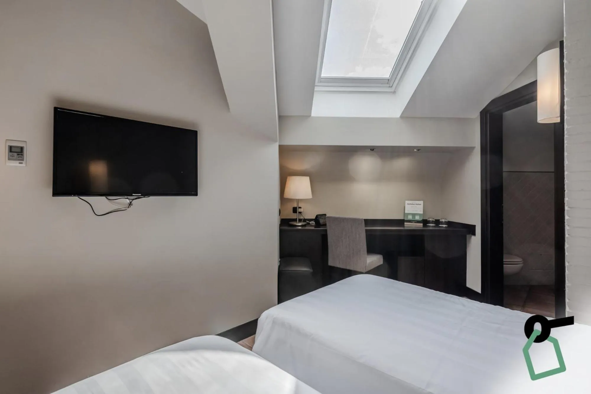 Bedroom in HOTIDAY Room Collection - Roma Cornelia