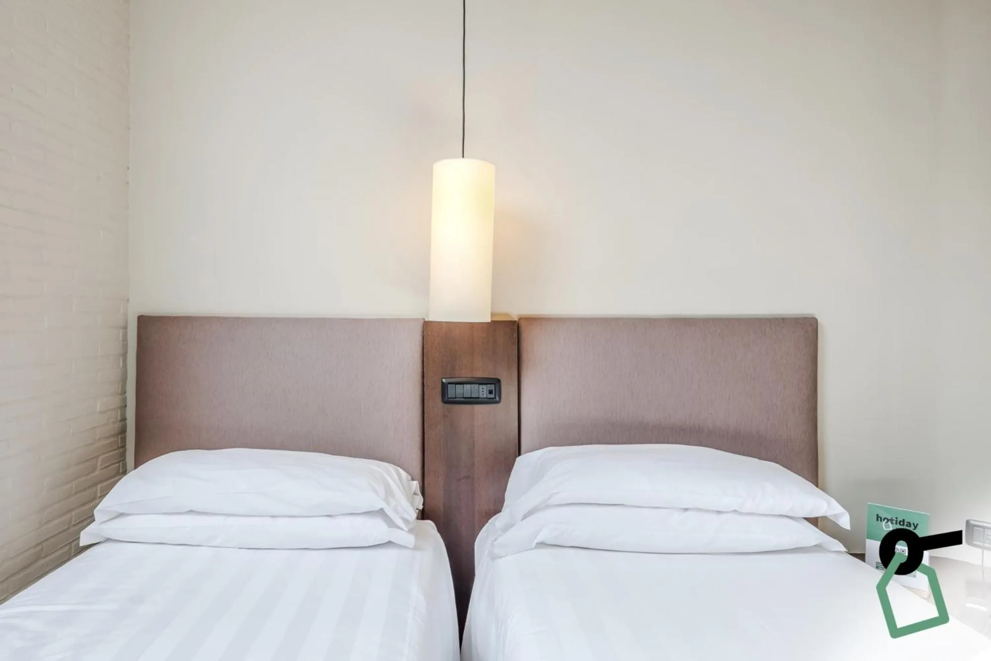 Bed in HOTIDAY Room Collection - Roma Cornelia