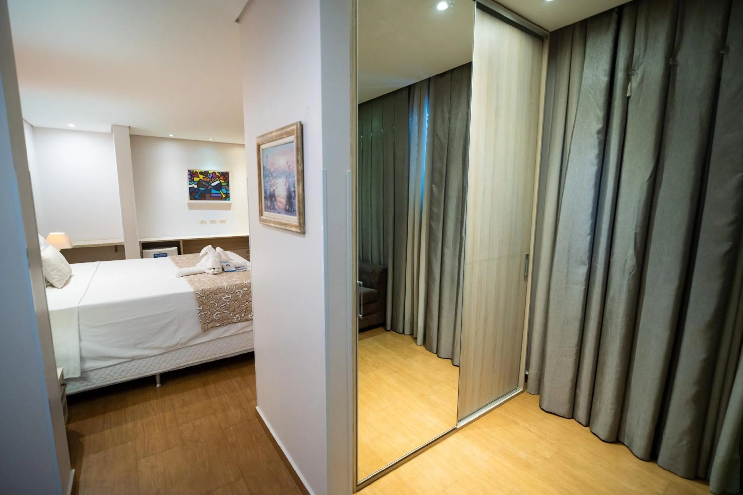 wardrobe, Bed in Tarobá Hotel