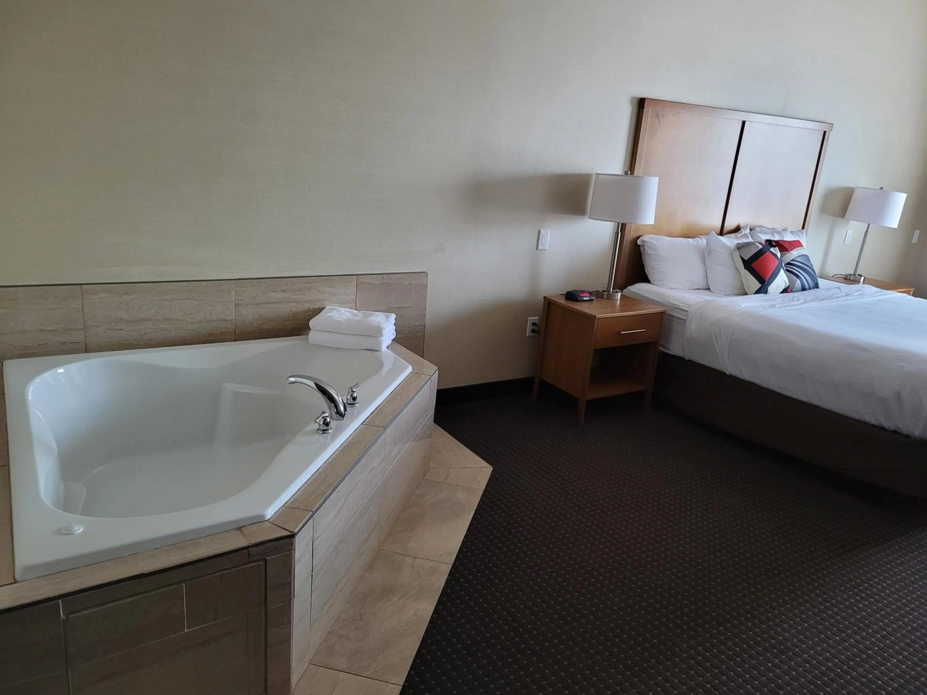 Hot Tub, Bed in The Kanata Bonnyville