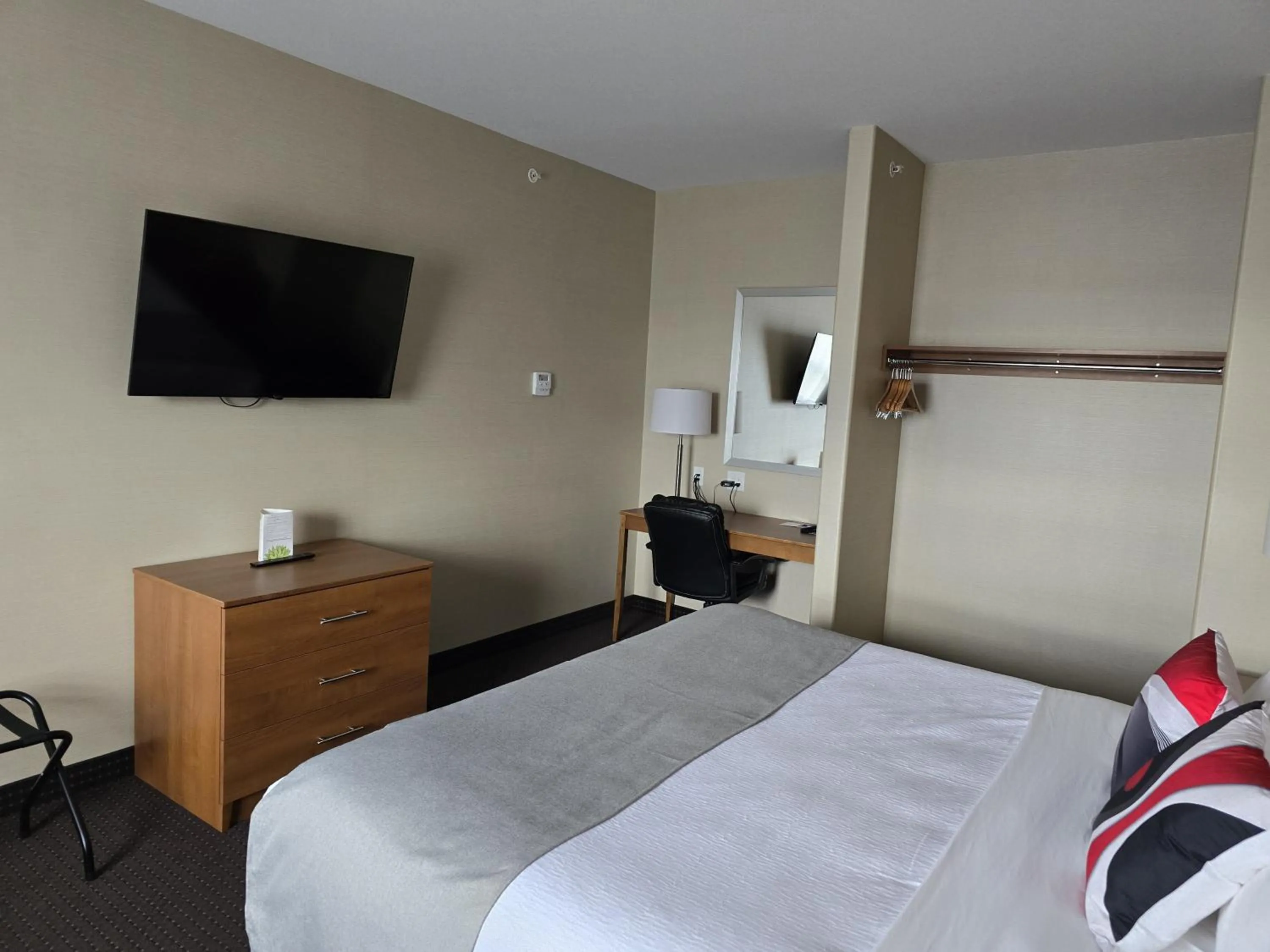 Bedroom, Bed in The Kanata Bonnyville