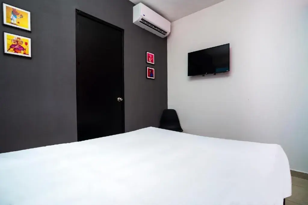 Bedroom, Bed in Adhoc Cintermex Bedroom, Bed in Adhoc Cintermex