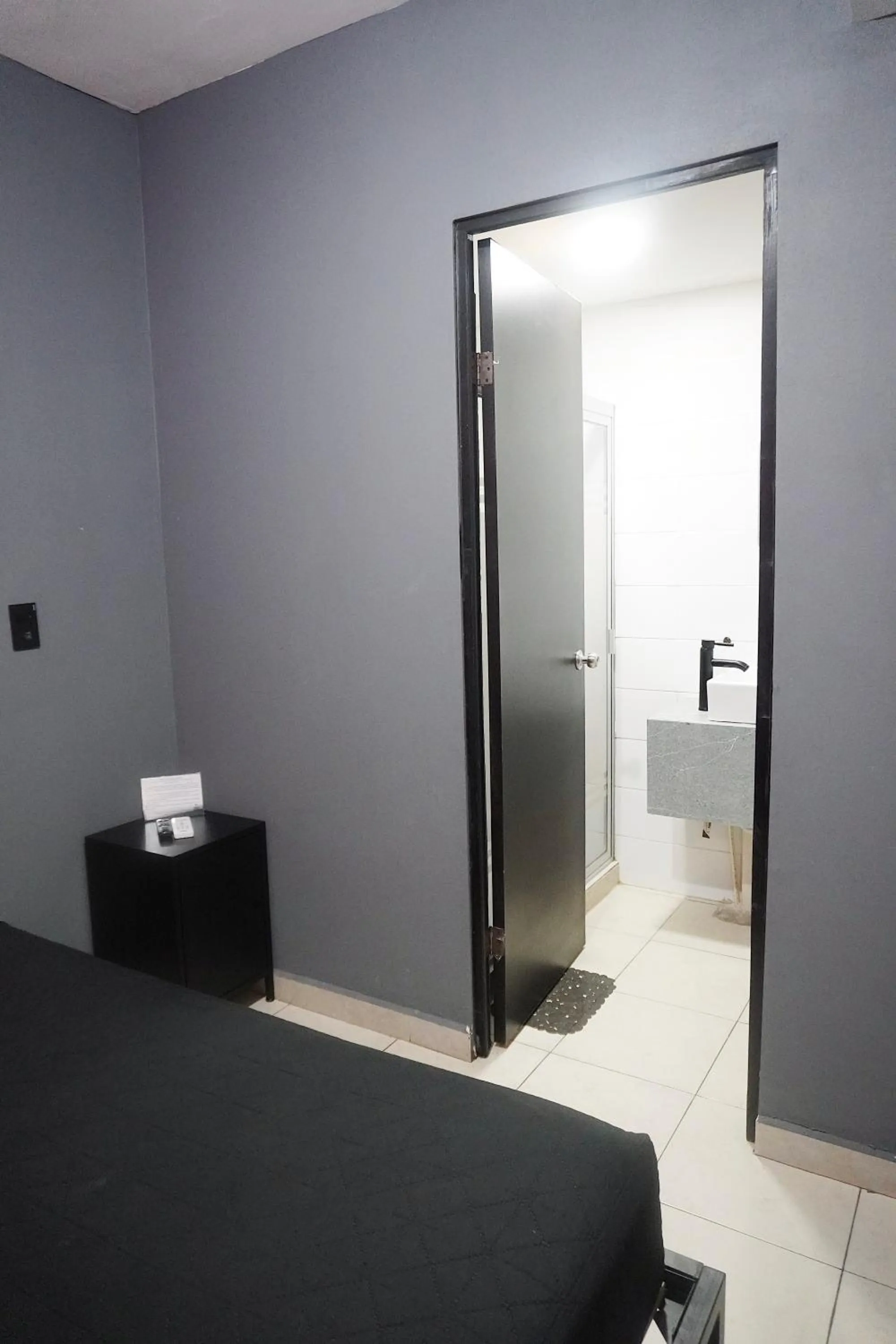 Bathroom, Bed in Adhoc Cintermex