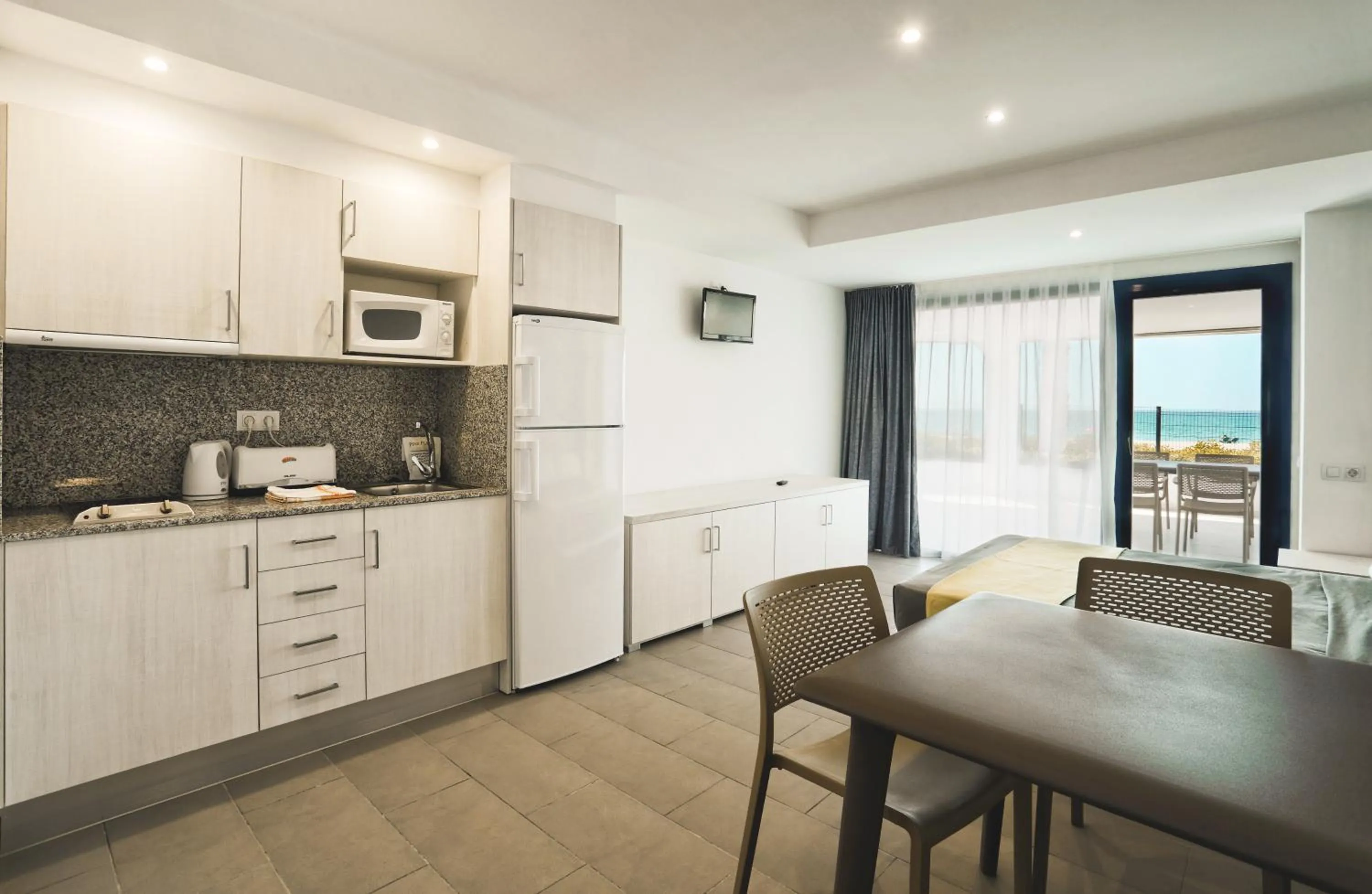 Kitchen or kitchenette in Pins Platja Apartments