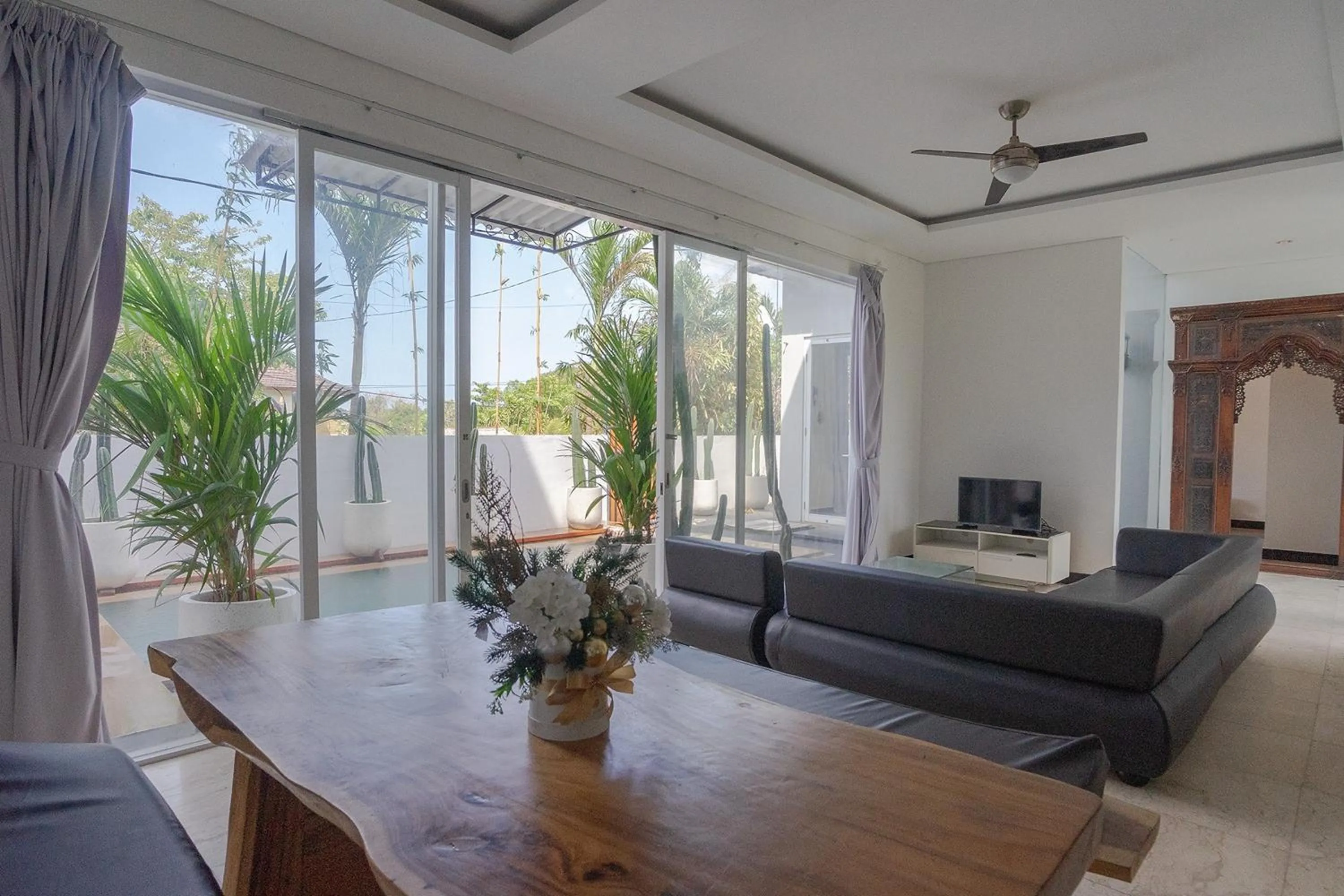 Communal lounge/ TV room in Margarita Villa Canggu