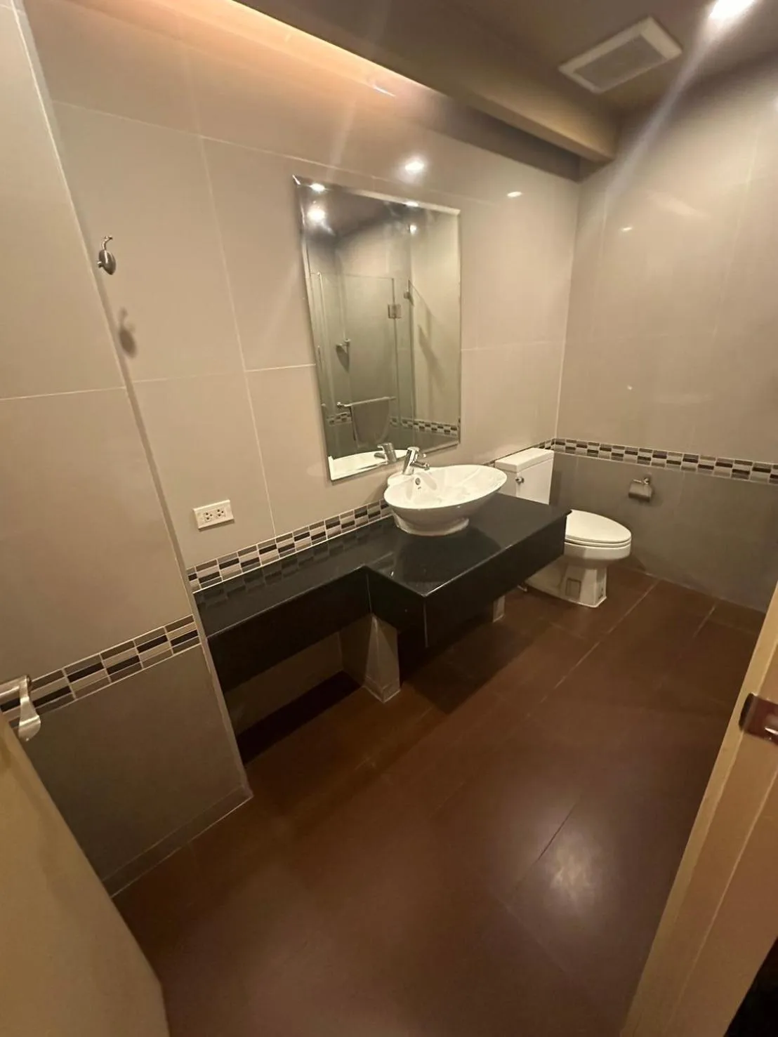 Toilet in Le Ram Hotel No window