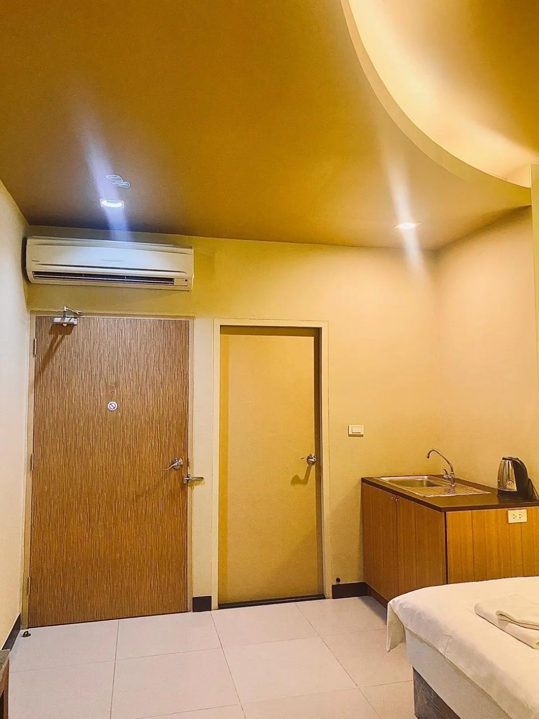 Bedroom, Bed in Le Ram Hotel No window