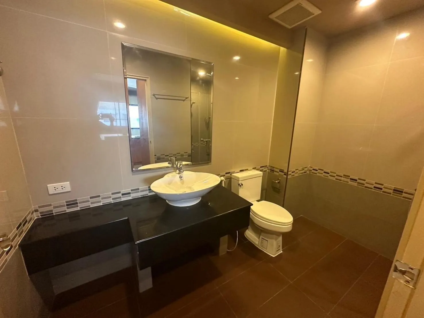 Bathroom in Le Ram Hotel No window