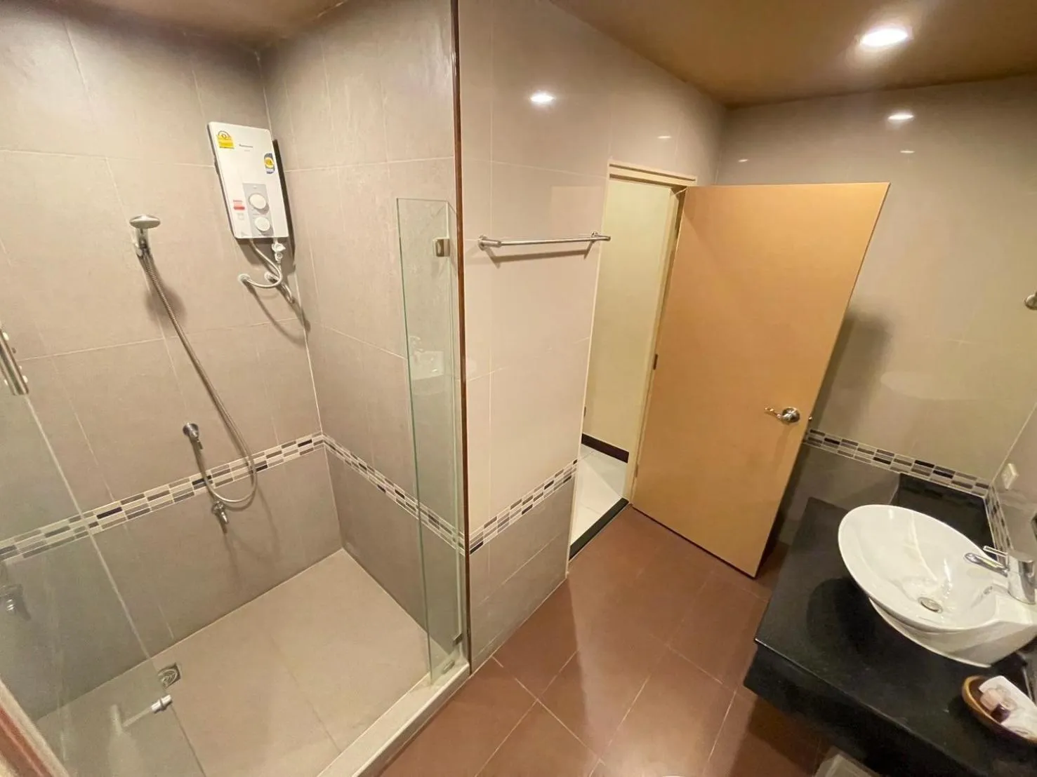 Bathroom in Le Ram Hotel No window