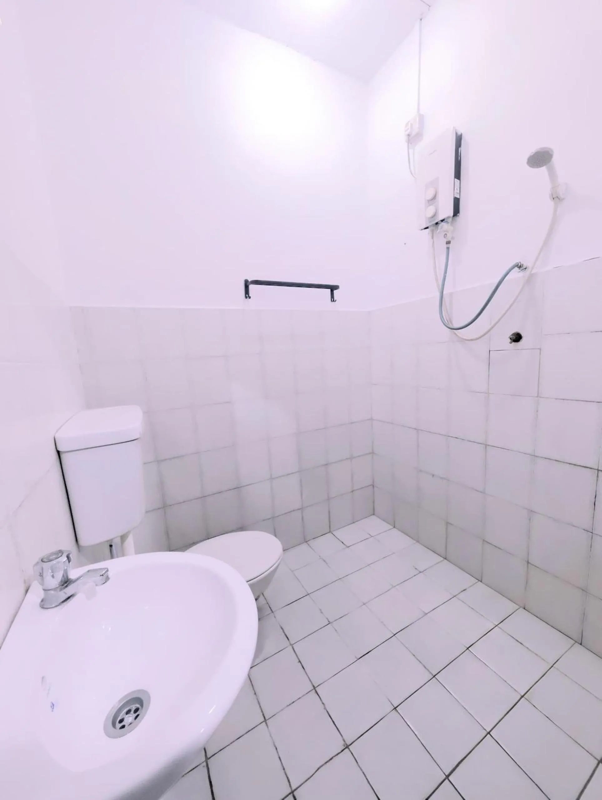 Shower in Marang Guesthouse Resort