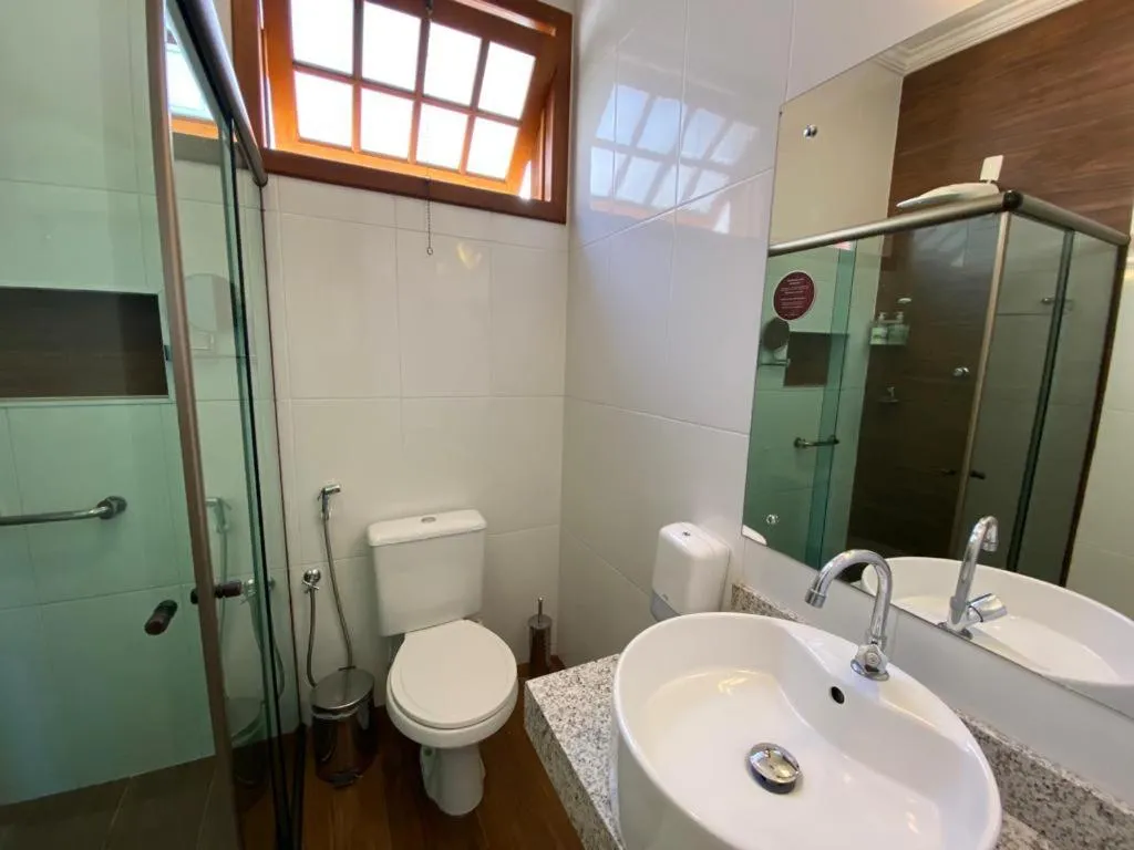 Toilet in Pousada Maria Monteiro Tiradentes