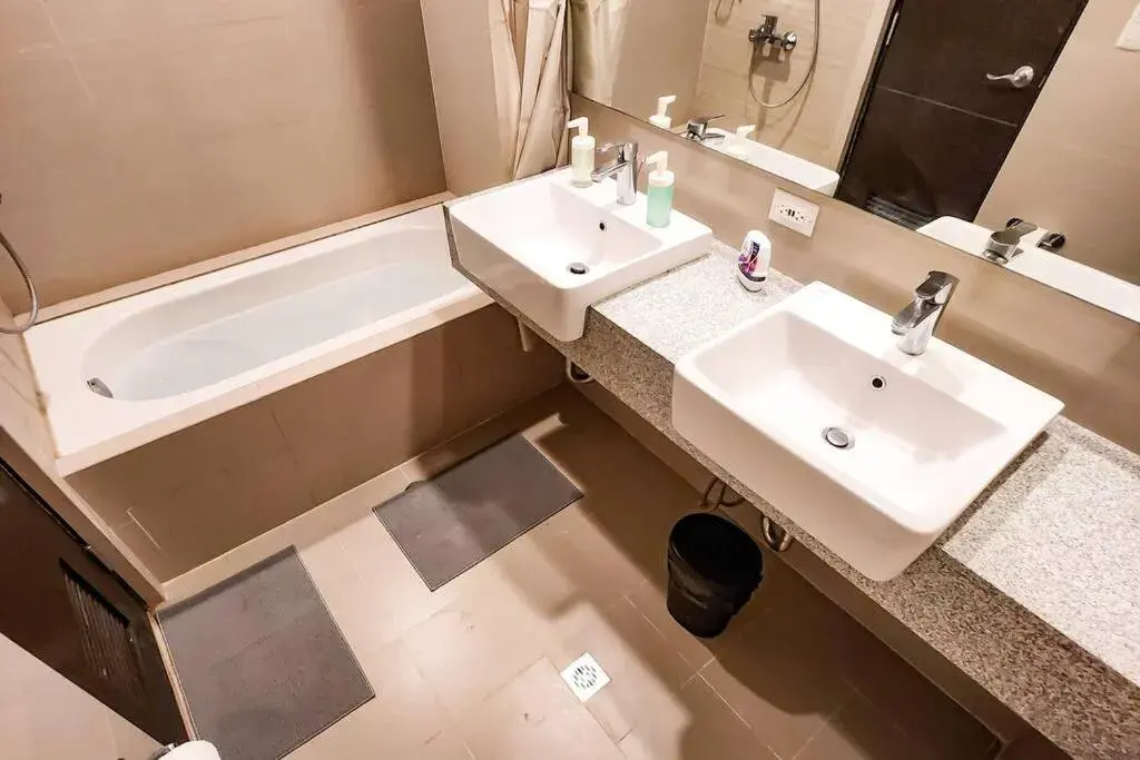 Spacious Executive 3br Apt with PS4 & bathtub in BGC Spacious Executive 3br Apt with PS4 & bathtub in BGC