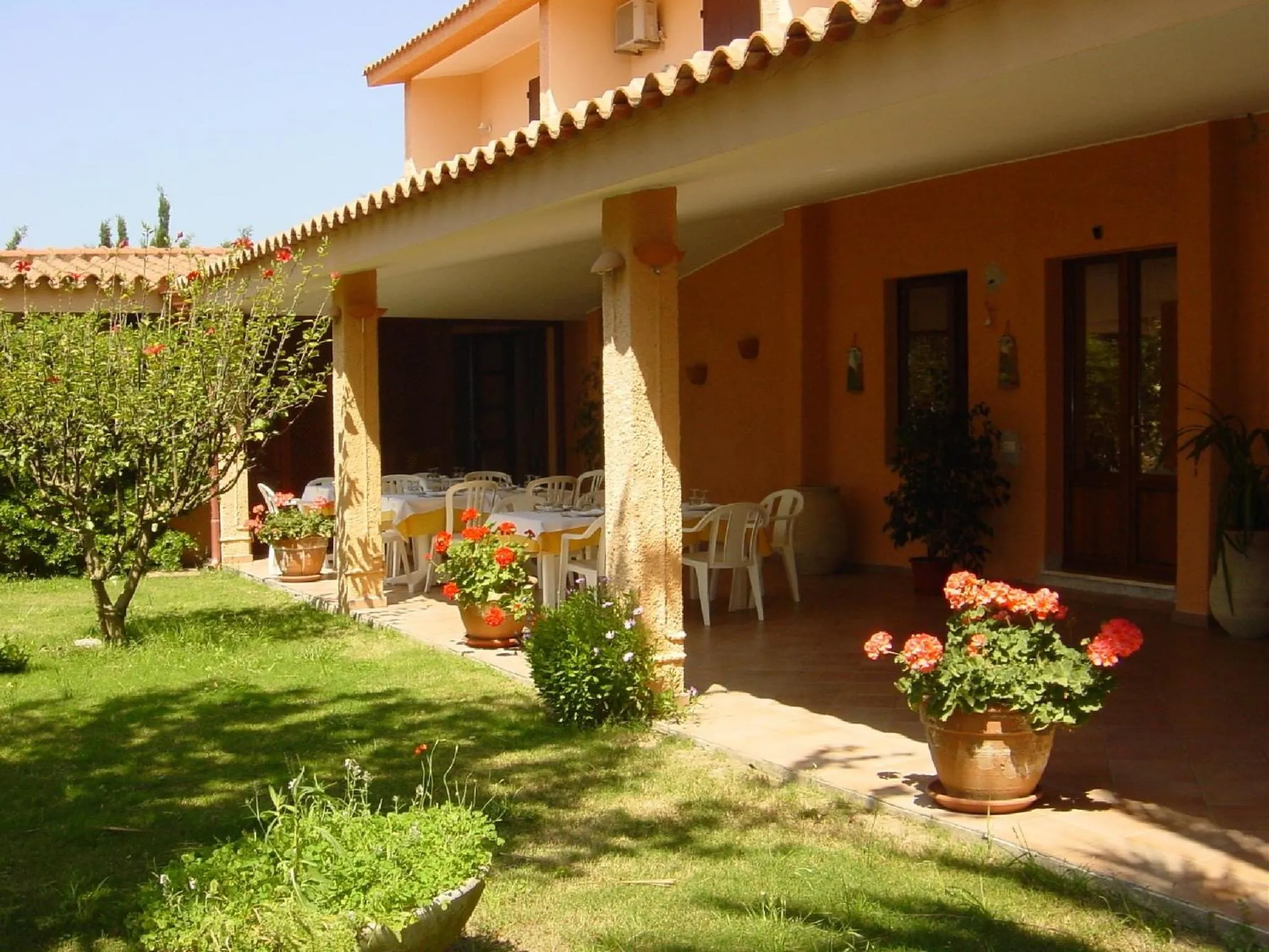 Patio in Hotel Su Giudeu