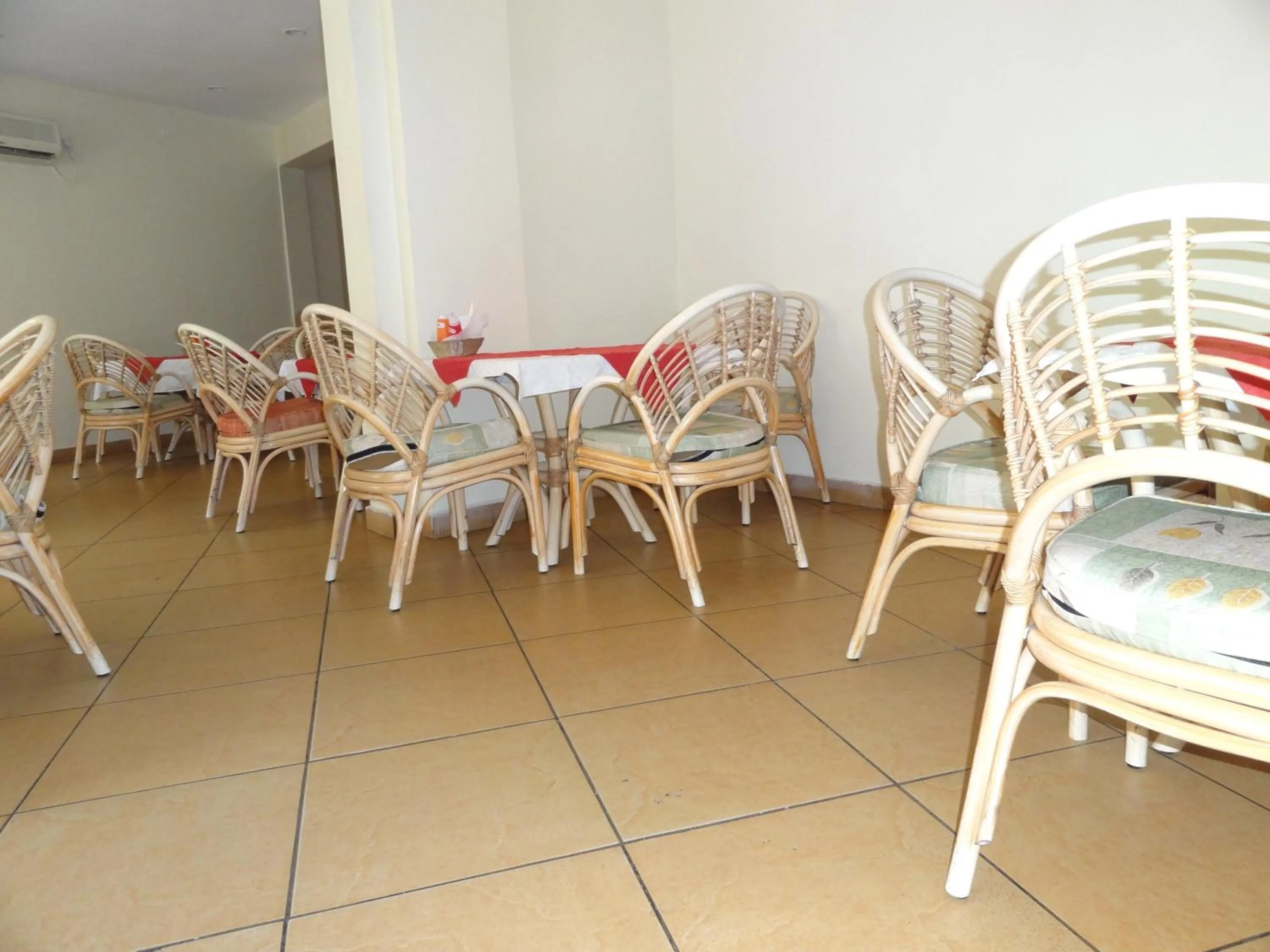 Restaurant/places to eat in Regency Park Hotel