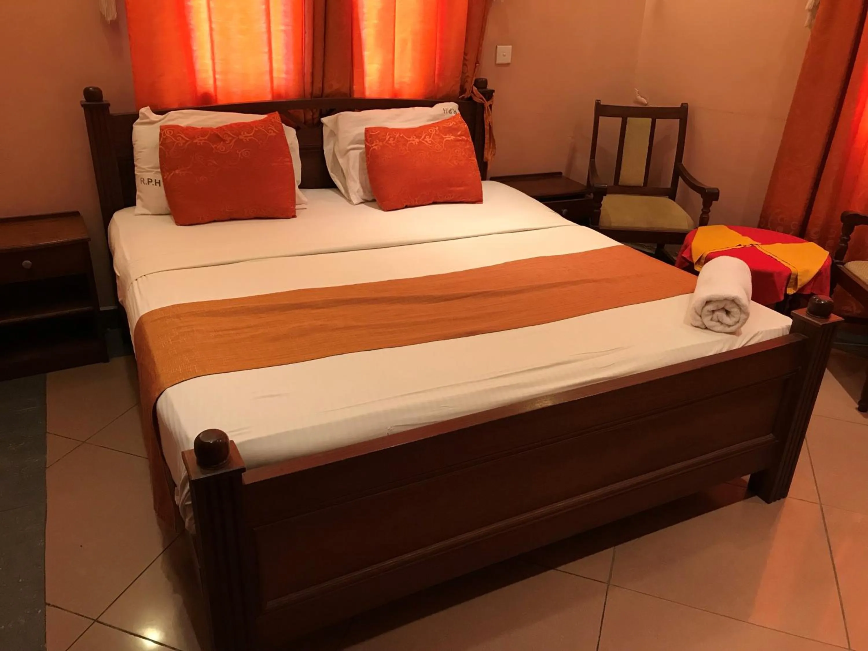 Bedroom, Bed in Regency Park Hotel