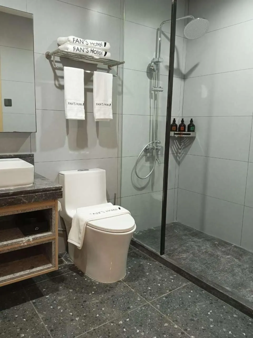 Toilet in Fan's Hotel Palo