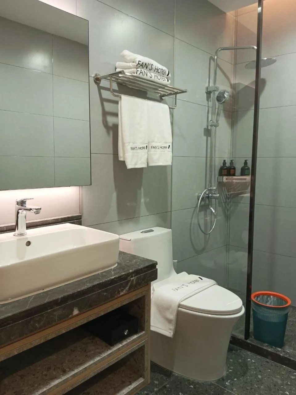 Shower in Fan's Hotel Palo