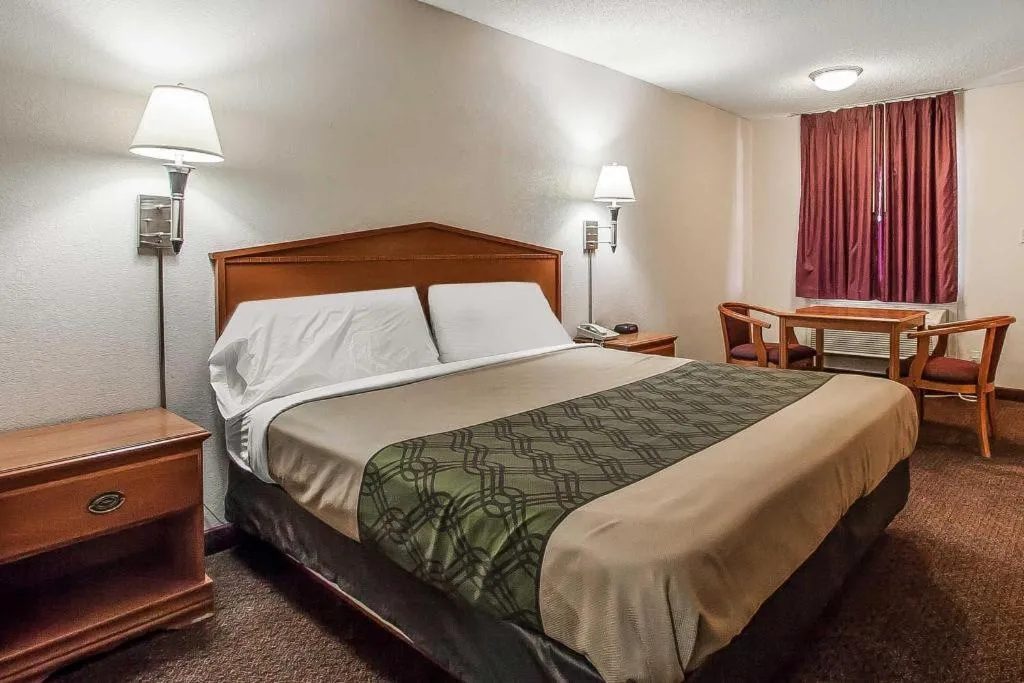 Bed in Quality Inn Brownsville