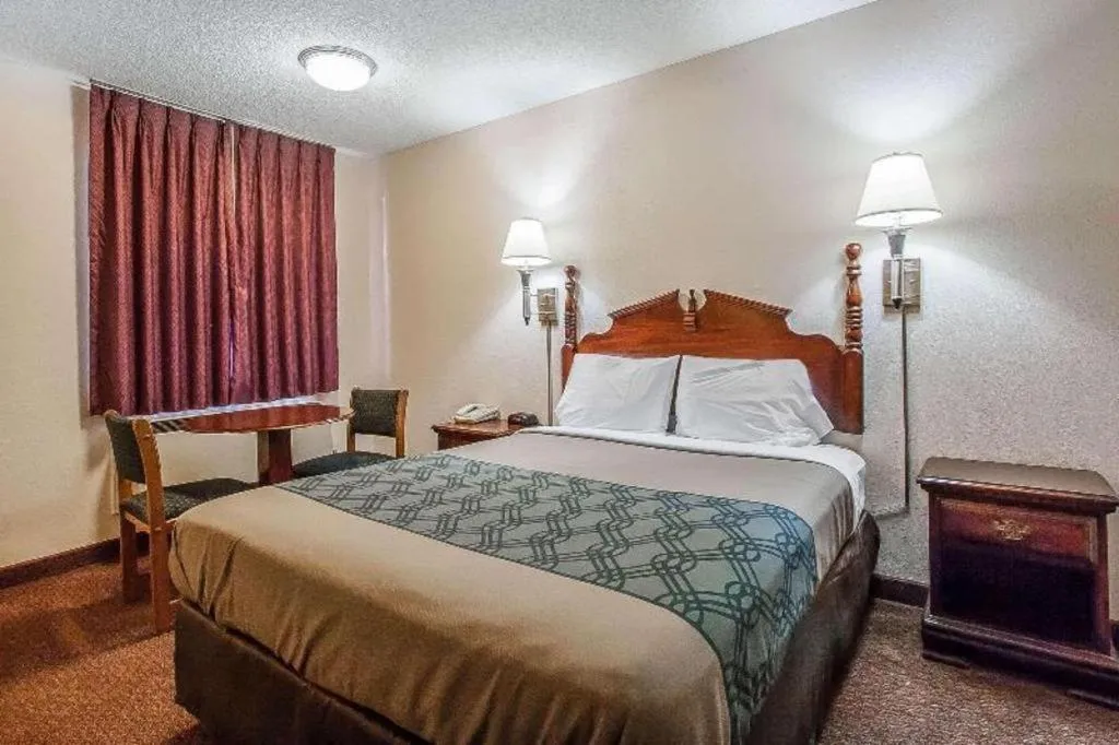 Bed in Quality Inn Brownsville