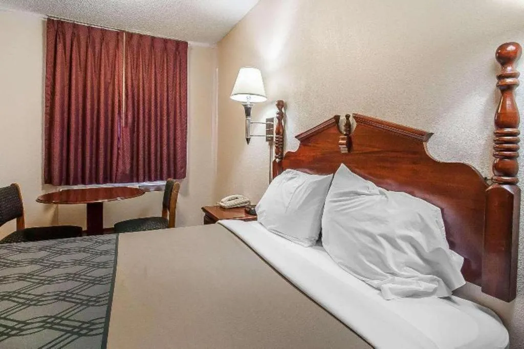 Bed in Quality Inn Brownsville