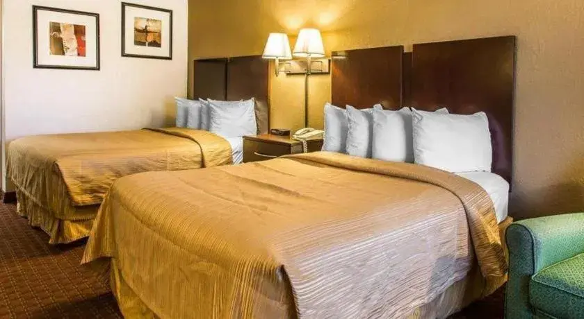 Bed in Quality Inn & Suites near Panama City Beach Bed in Quality Inn & Suites near Panama City Beach