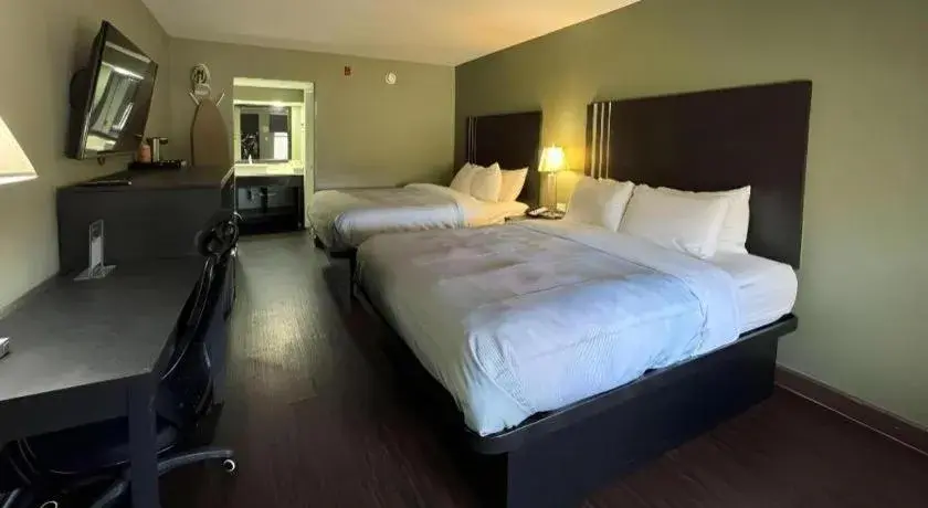 Bed in Quality Inn & Suites near Panama City Beach Bed in Quality Inn & Suites near Panama City Beach