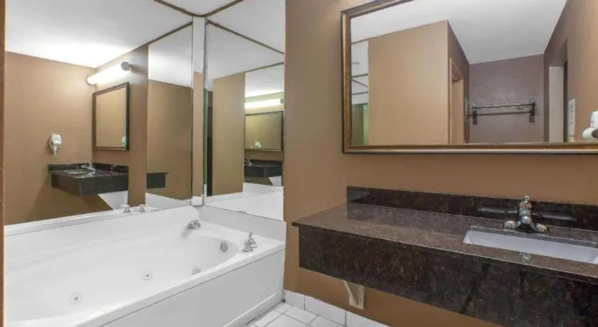 Knights Inn - Forest Hill, TX