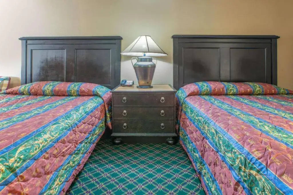 Bed in Knights Inn - Forest Hill, TX Bed in Knights Inn - Forest Hill, TX