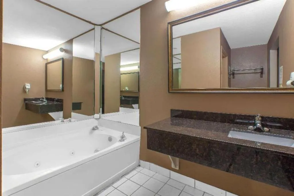 Knights Inn - Forest Hill, TX