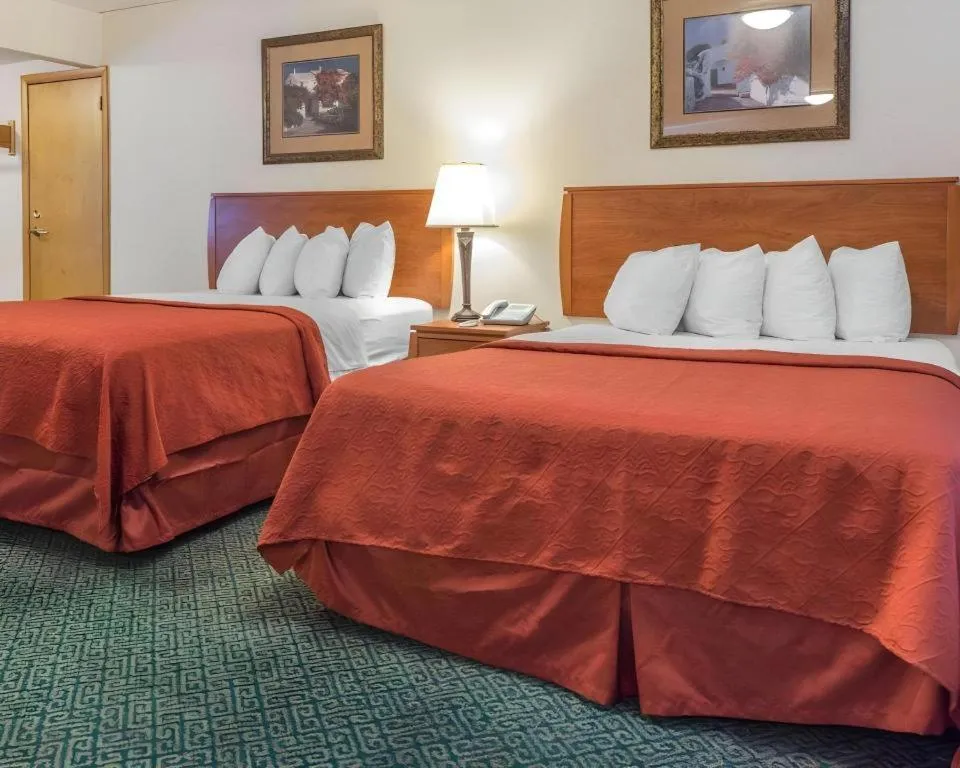 Bed in Quality Inn Royle