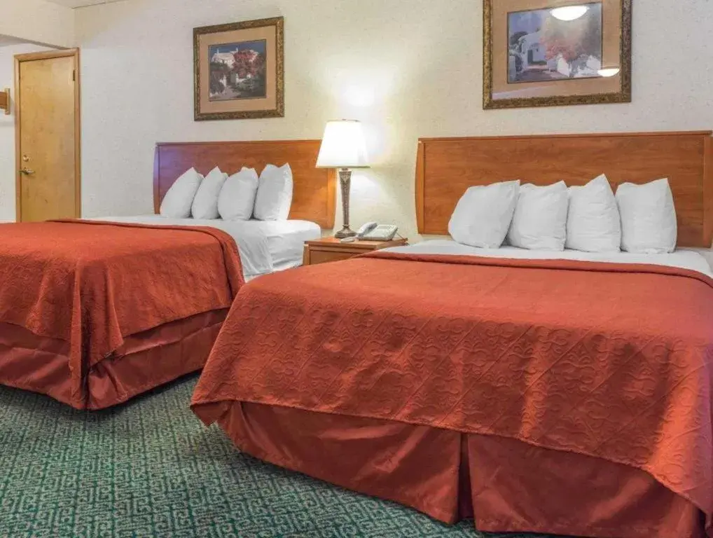 Bed in Quality Inn Royle Bed in Quality Inn Royle