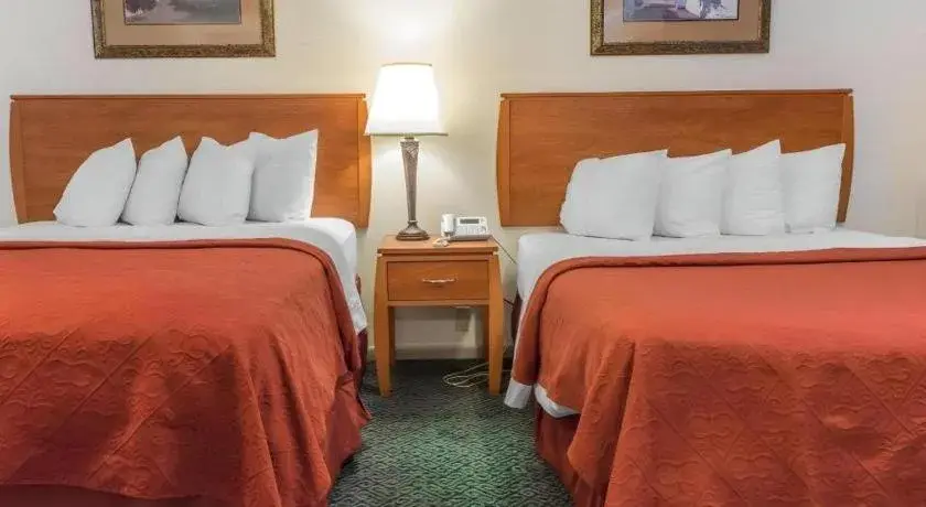 Bed in Quality Inn Royle Bed in Quality Inn Royle