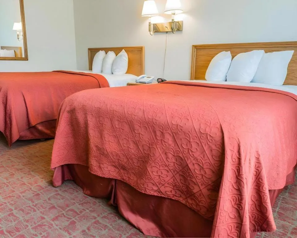 Bed in Quality Inn Royle