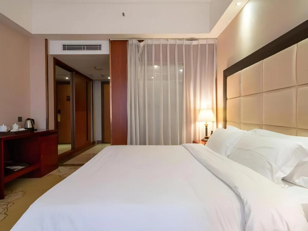 Bed in Shenzhen Bao Yue Hotel